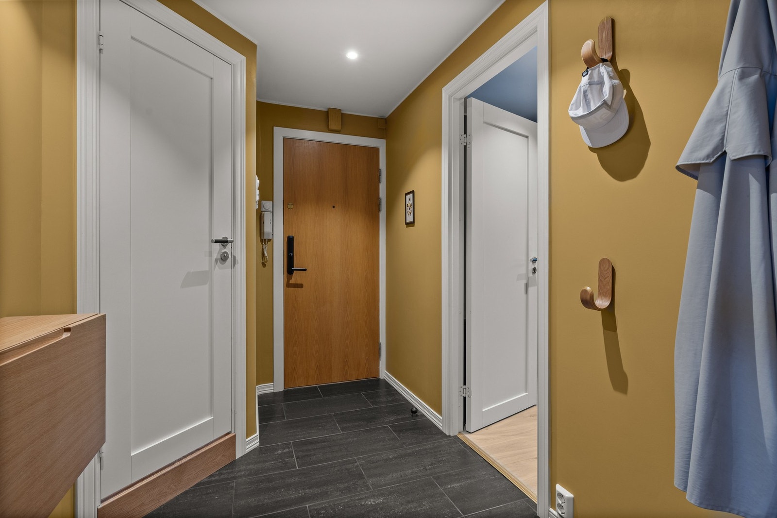 Hyggelig entré i tidsriktige farger med varmekabler i gulv. Galleribilde