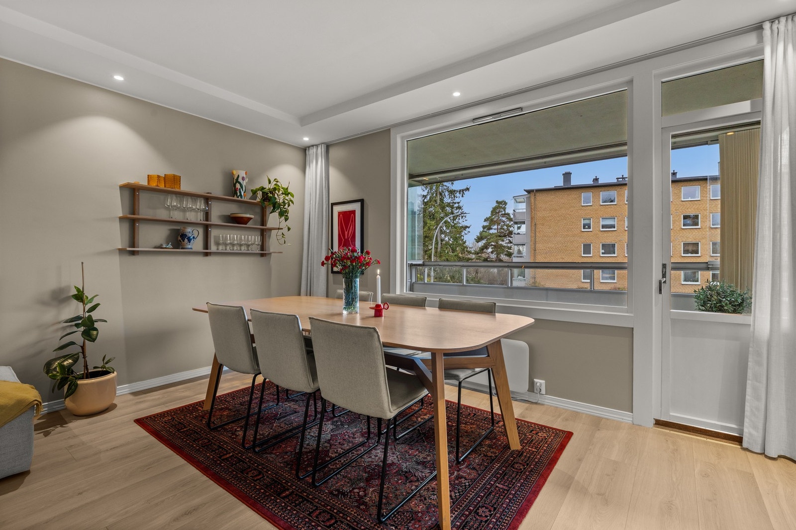 Fra stuen er det utgang til balkong på ca. 8 m². Galleribilde