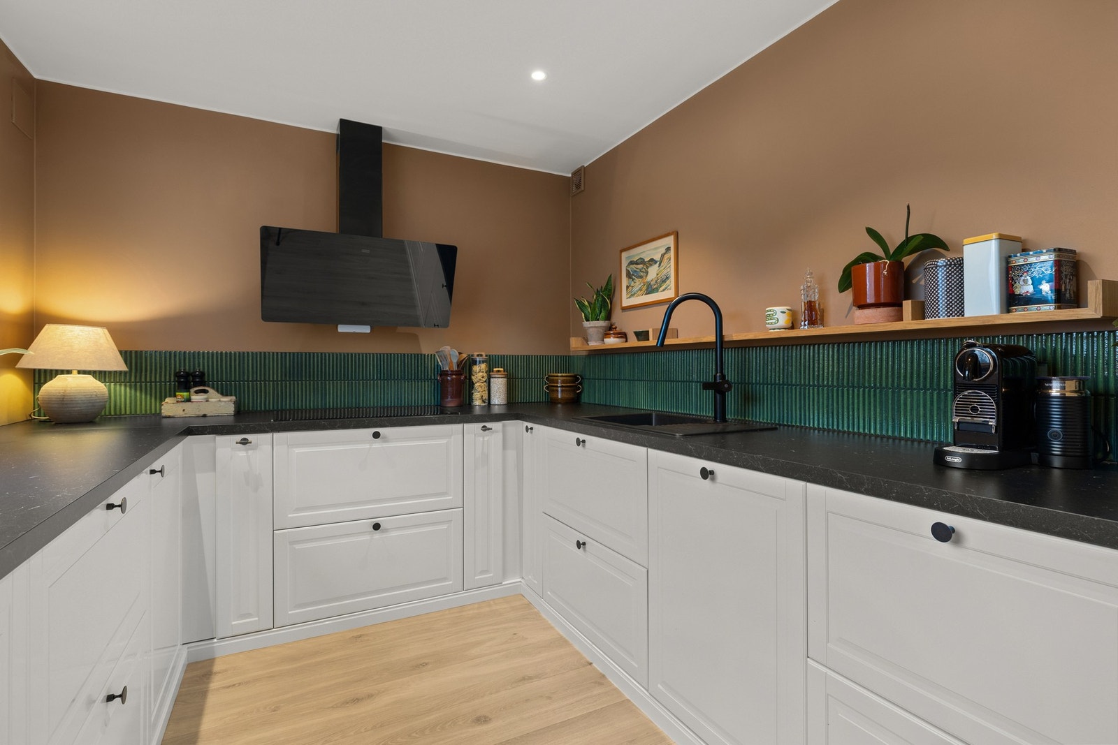 Godt med både skap- og benkeplass Galleribilde