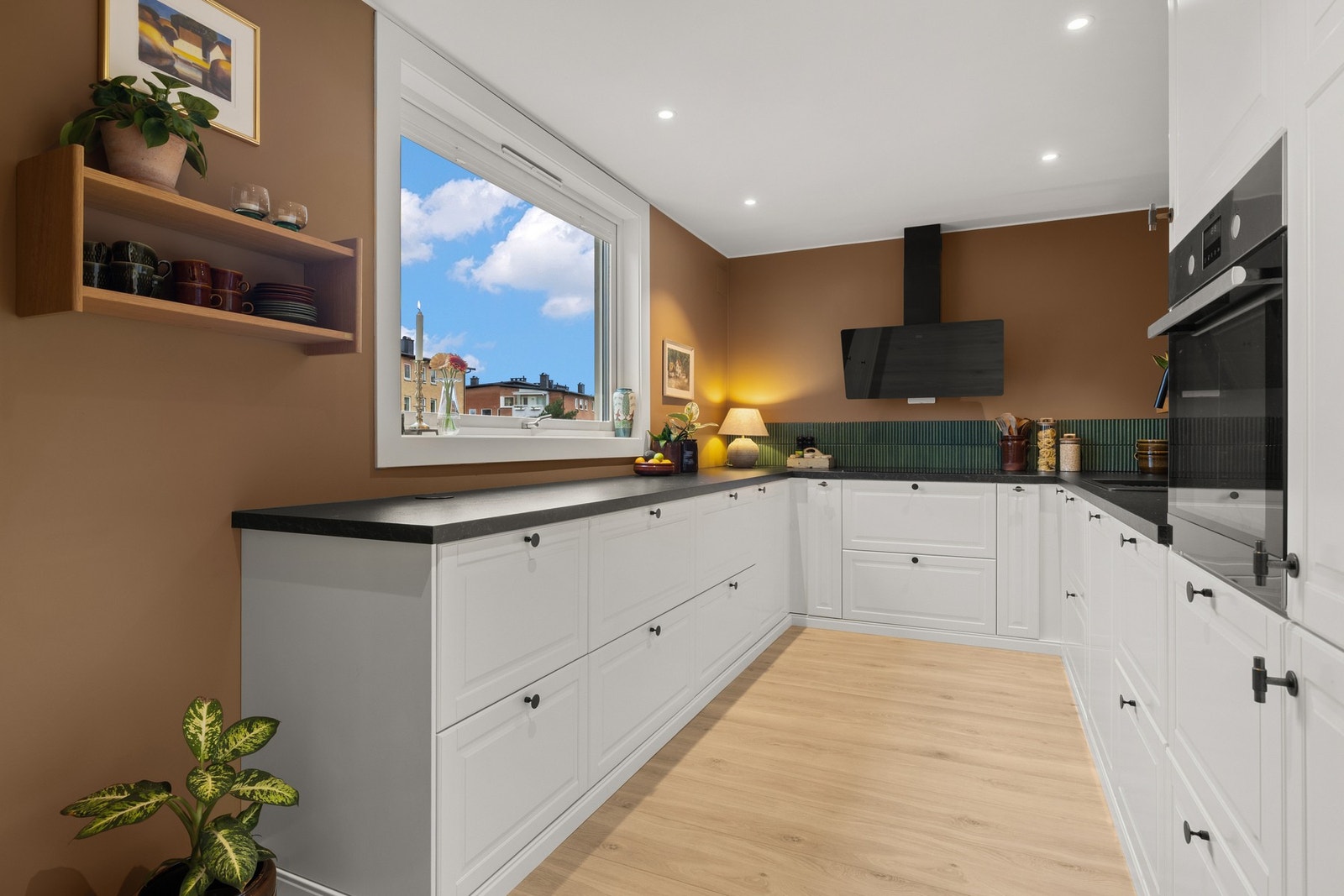 IKEA kjøkkeninnredning fra 2023, med hvite fronter. Galleribilde