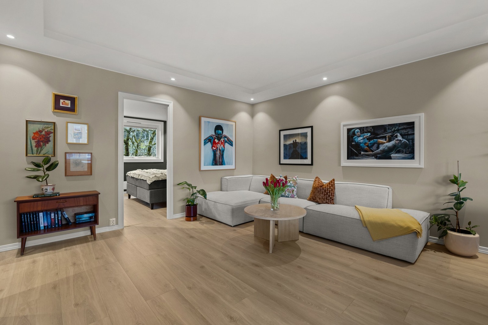 Stuens utforming gjør det enkelt å innrede med god plass til både spisebord og sofagruppe. Galleribilde