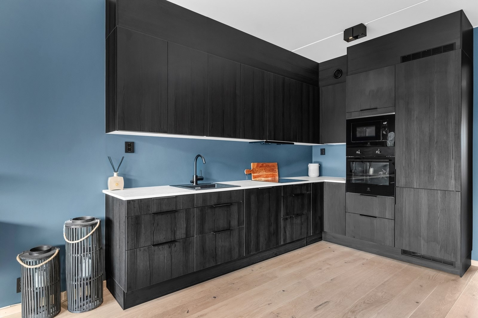 Det er montert ventilator og komfyrvakt over koketoppen. Galleribilde