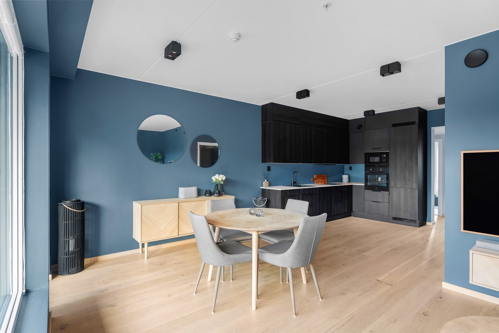 Kjøkkenet er fra HTH, og har en tidsriktig innredning med glatte fronter, samt laminat benkeplate med nedfelt kum i sort kompositt. Galleribilde