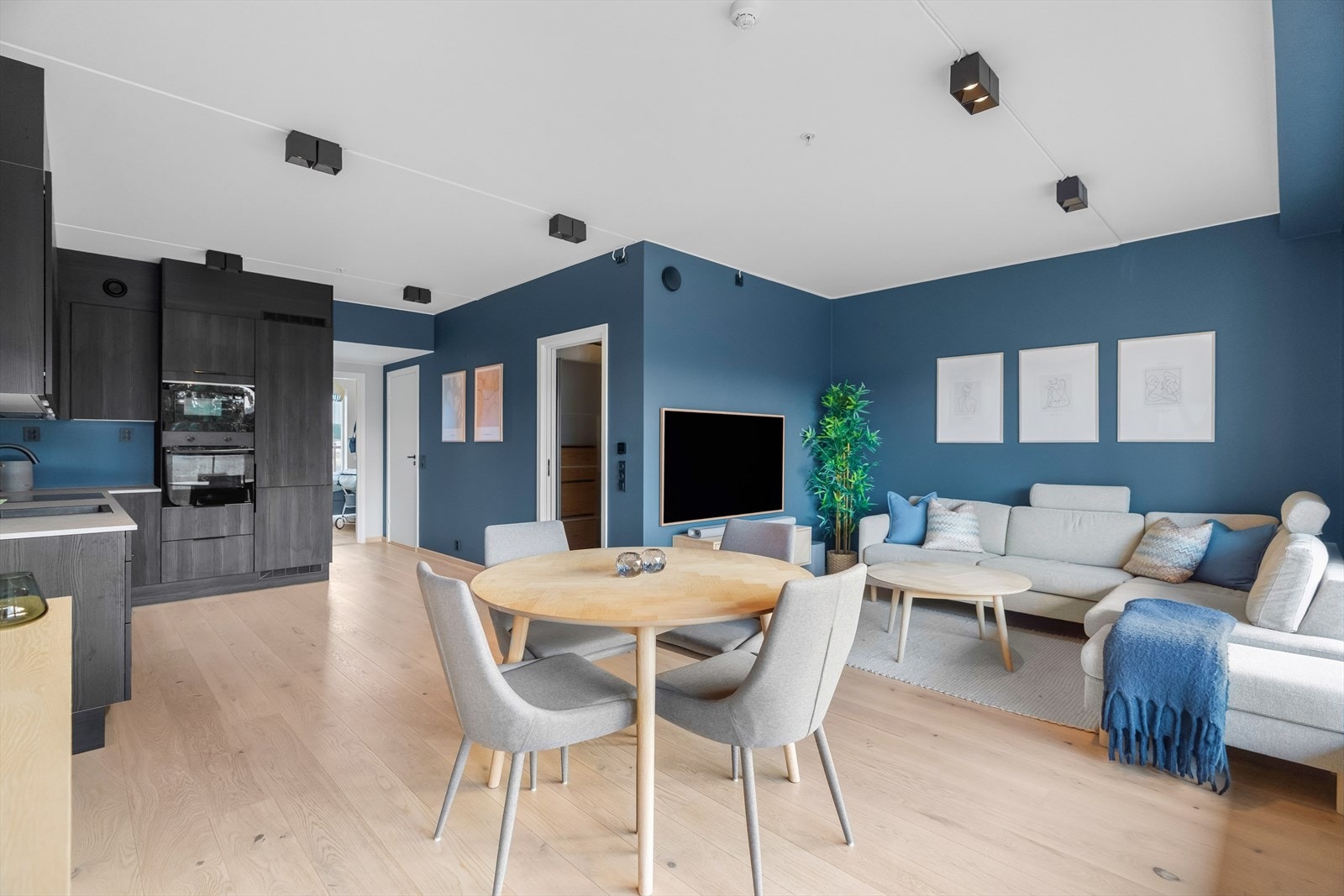 I stuen er det god plass til sofaseksjon, tv-møbel og spisegruppe. Galleribilde