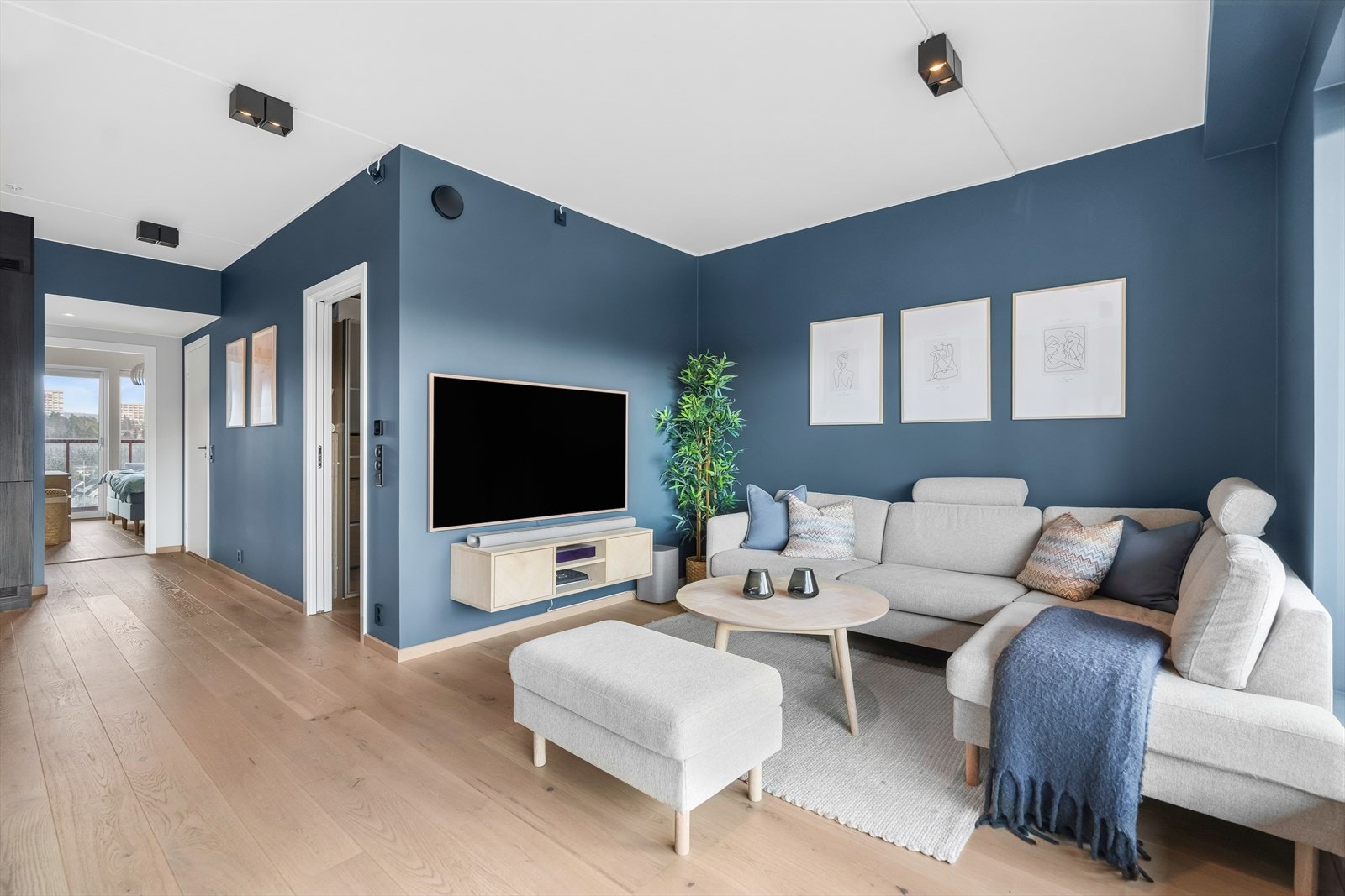 I boligen er det vannbåren gulvvarme i alle gulv foruten soverommene, samt pen énstavs parkett. Galleribilde