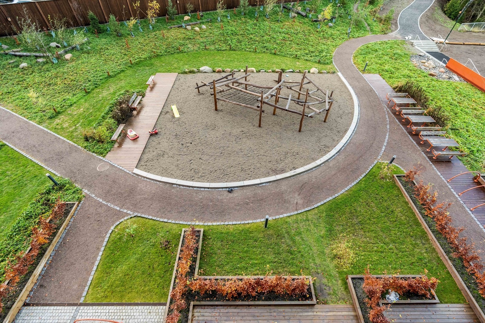 Fra balkongen kan man enkelt følge med på barnelek fra fellesarealet utenfor. Galleribilde