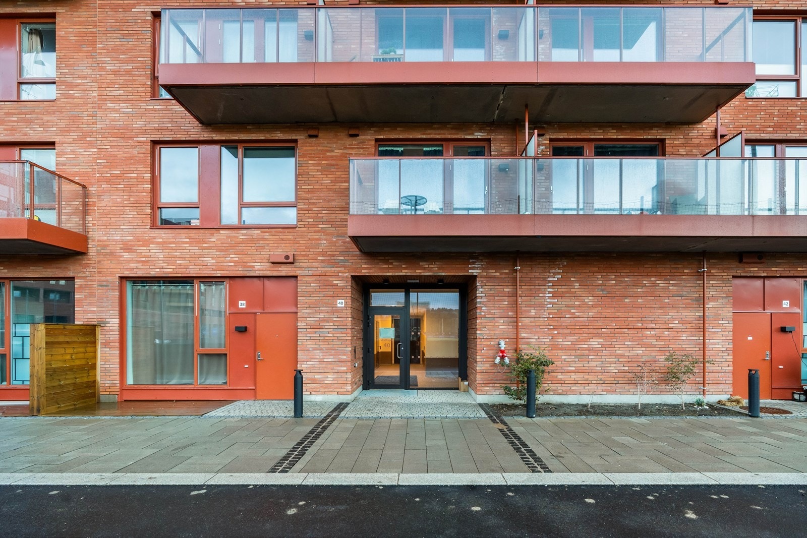 Inngangsparti fra bakkeplan. Heisen i bygget tar deg enkelt opp til 5. etasje. Galleribilde