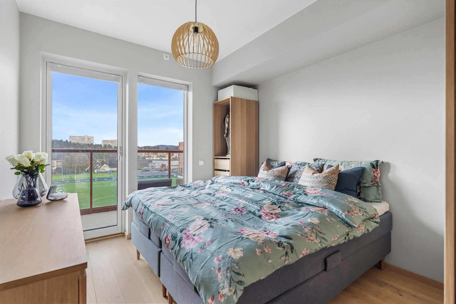 Boligen har to soverom. Hovedsoverommet har plass til dobbeltseng med tilhørende nattbord. Galleribilde