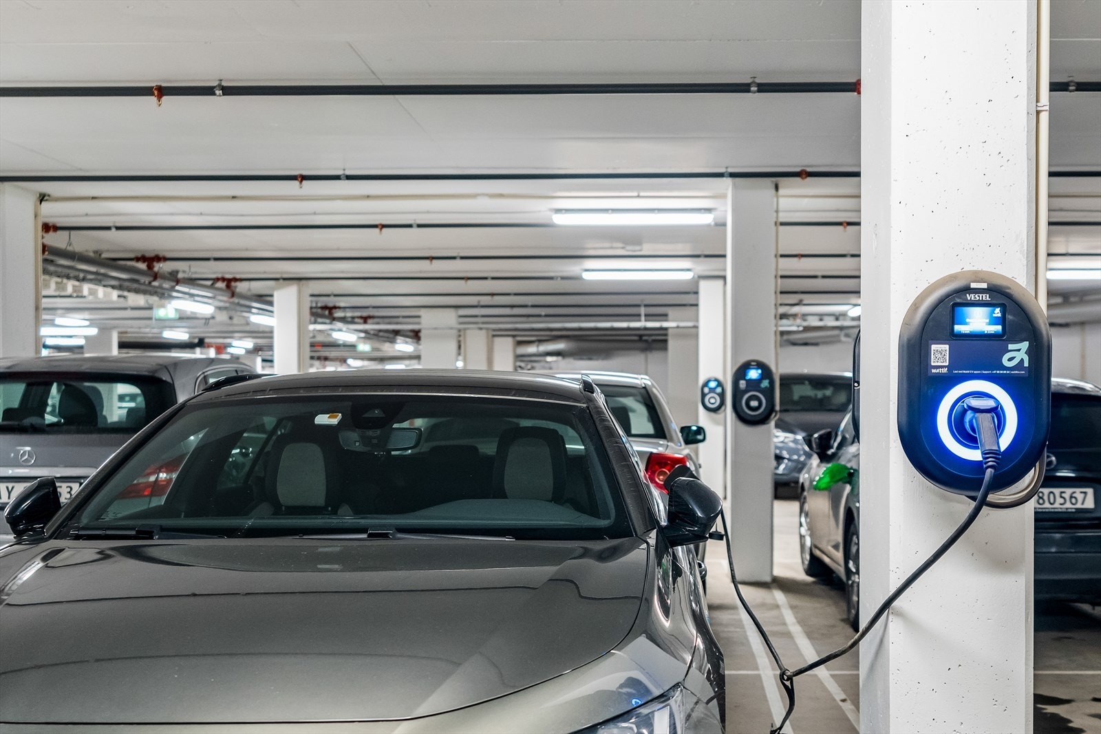 Det er montert elbillader på plassen. Galleribilde