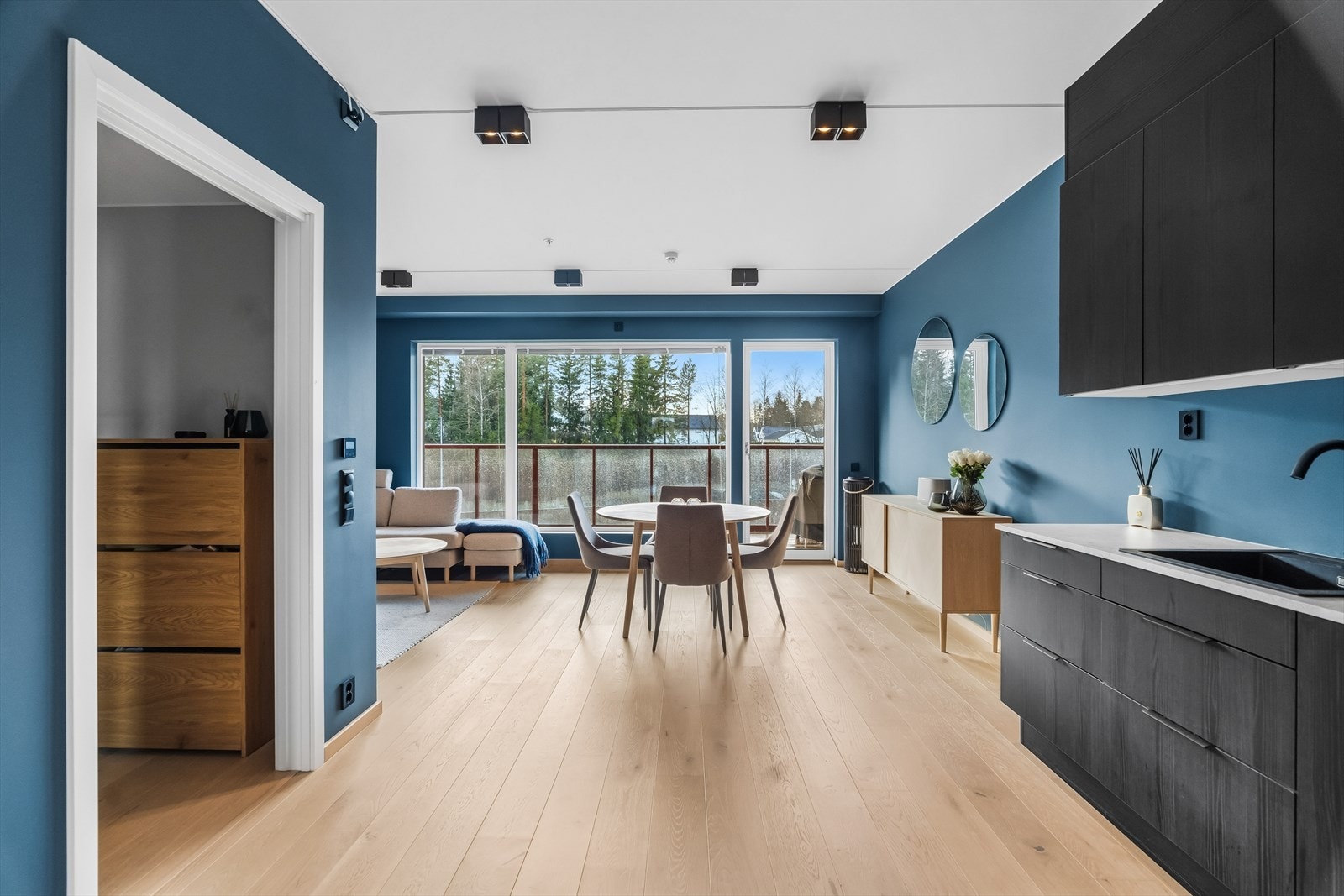 Stuen er i åpen løsning mot kjøkkenet, og byr på mange innredningsmuligheter. Galleribilde