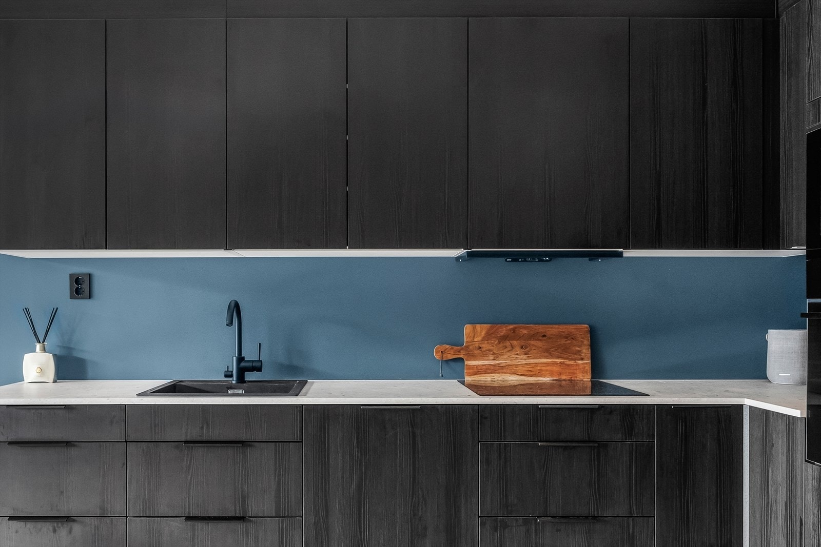 Videre har kjøkkenet praktisk belysning under overskapet. Galleribilde