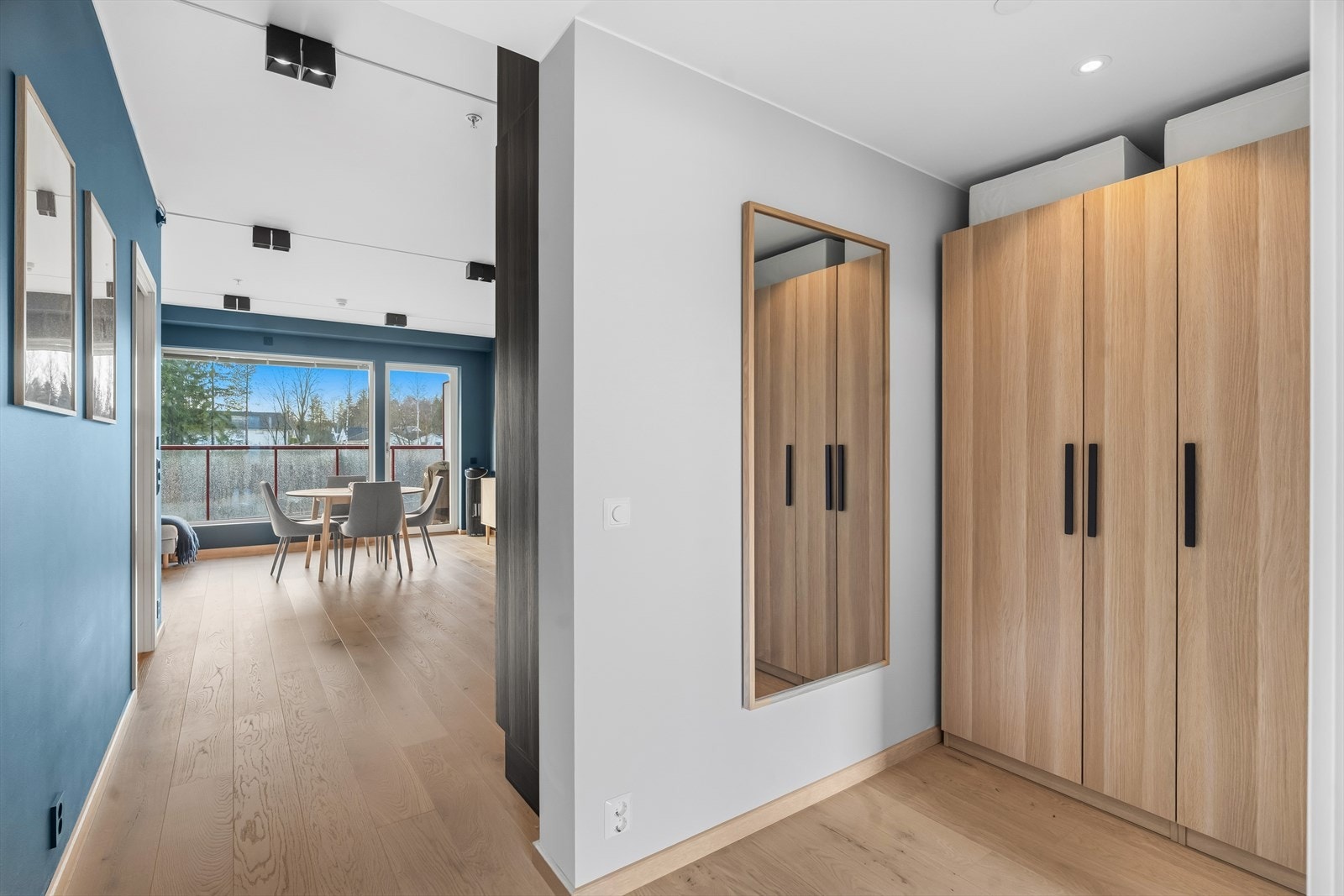 Det er ekstra skapplass i garderobeskap i gang mellom soverom og bad. Galleribilde