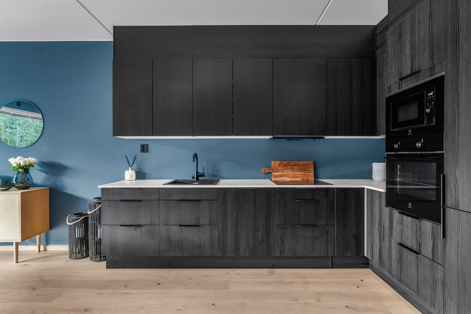 Leiligheten rommer entré, stue/kjøkken, bad og to soverom. Det disponeres ekstern bod samt en garasjeplass. Galleribilde