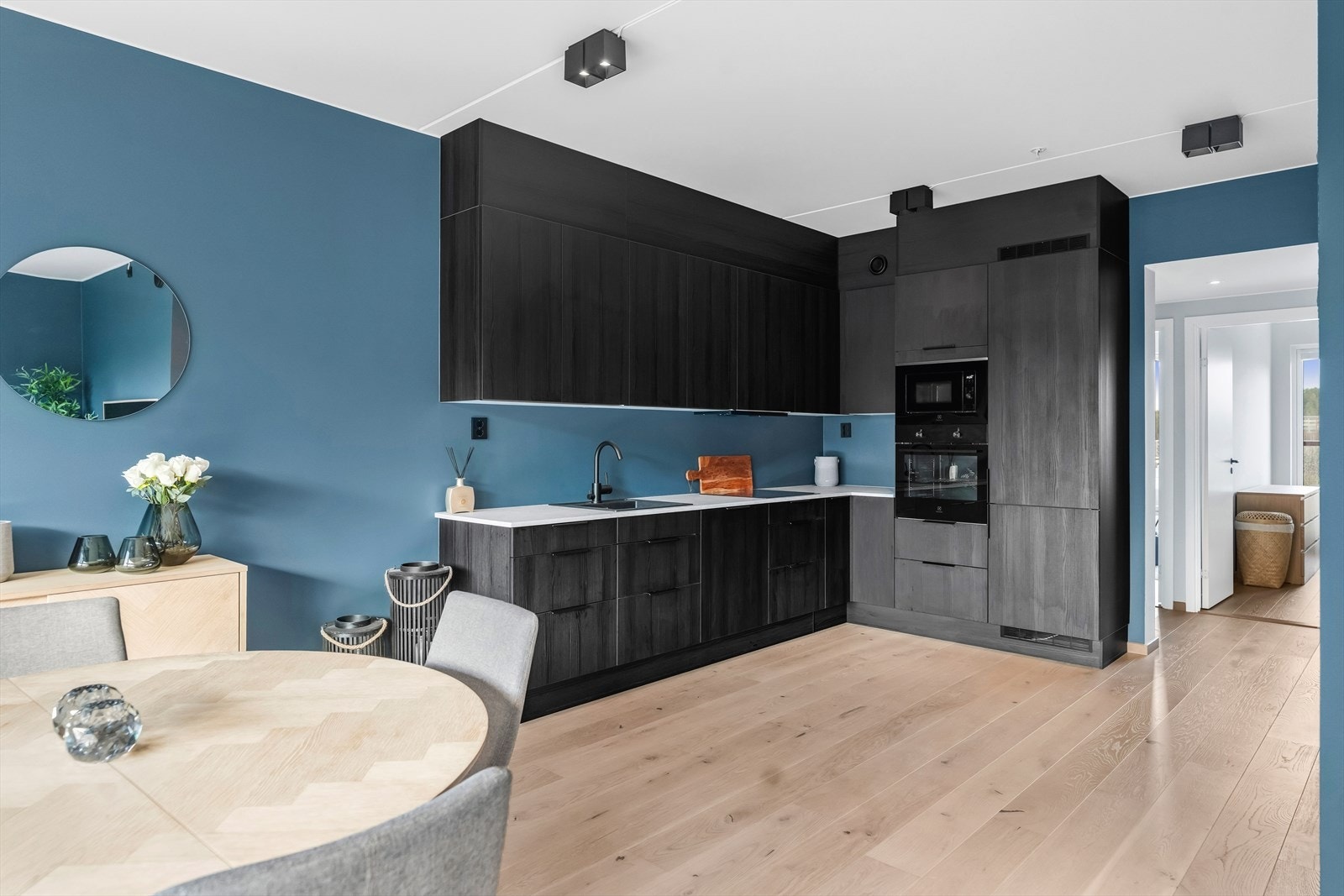 Stekeovn, mikrobølgeovn, platetopp, kjøle-/fryseskap og oppvaskmaskin er integrert i innredningen. Galleribilde