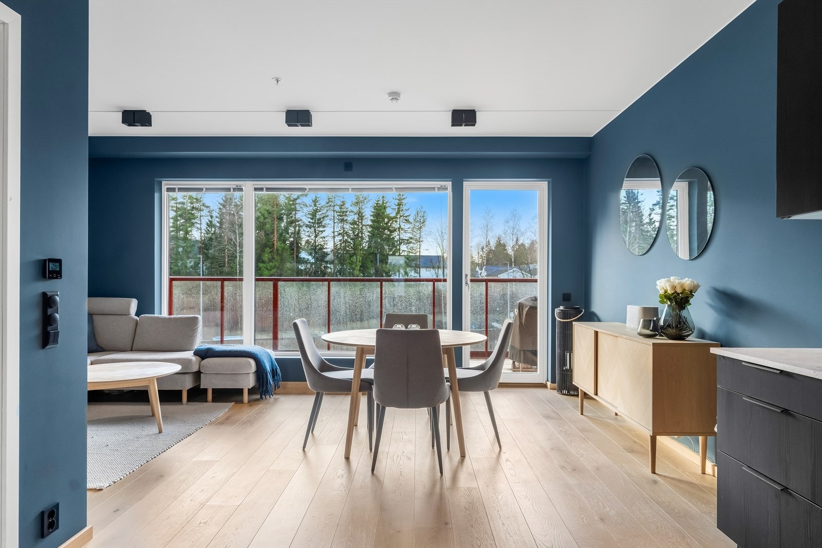 Rommet har store vindusflater som slipper inn rikelig med naturlig lys, samt byr på fin utsikt mot det opparbeidede fellesarealet. Galleribilde