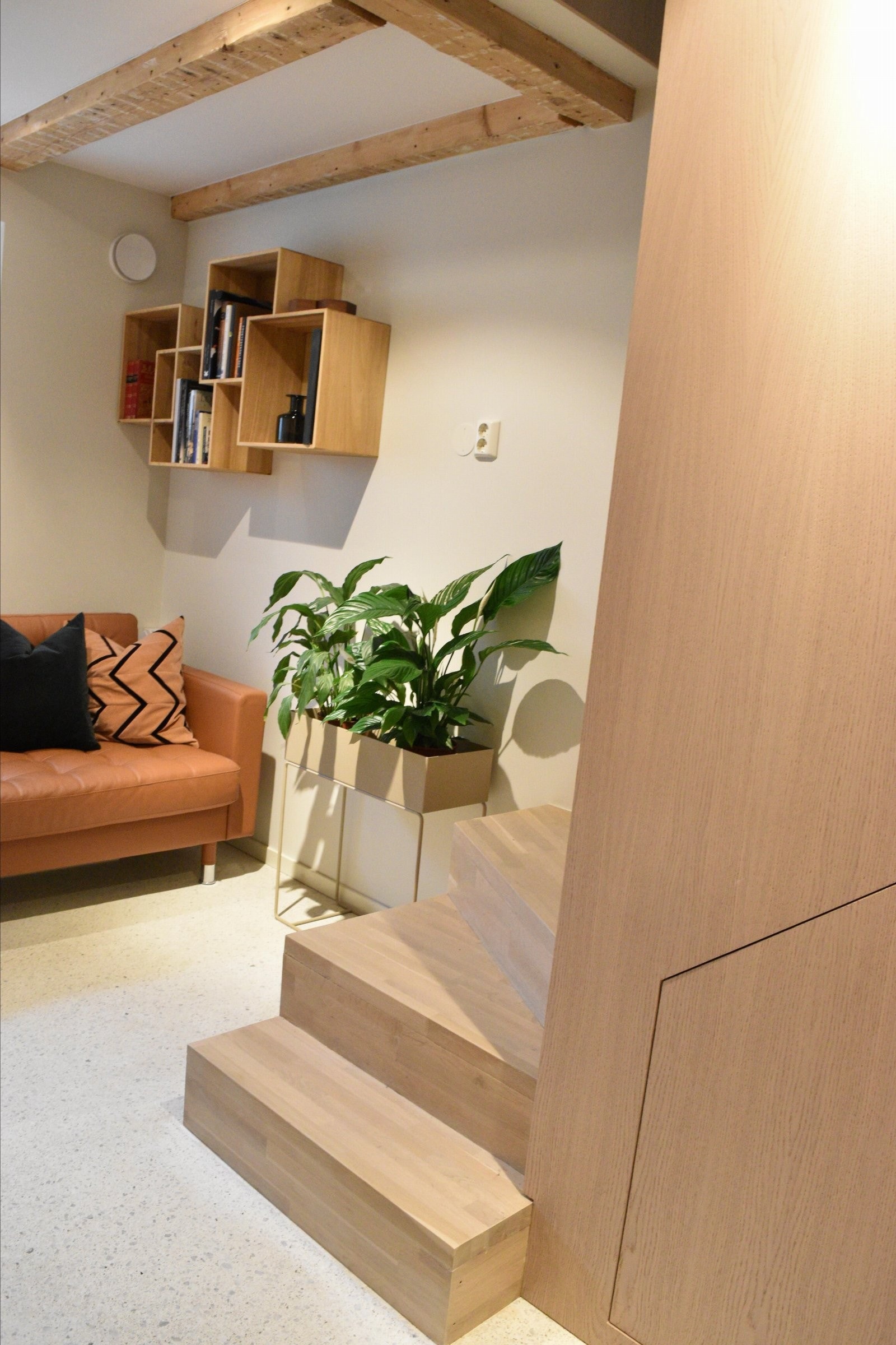 Her møtes man av et lyst og praktisk gang-/oppholdsrom som gir et meget godt førsteinntrykk Galleribilde