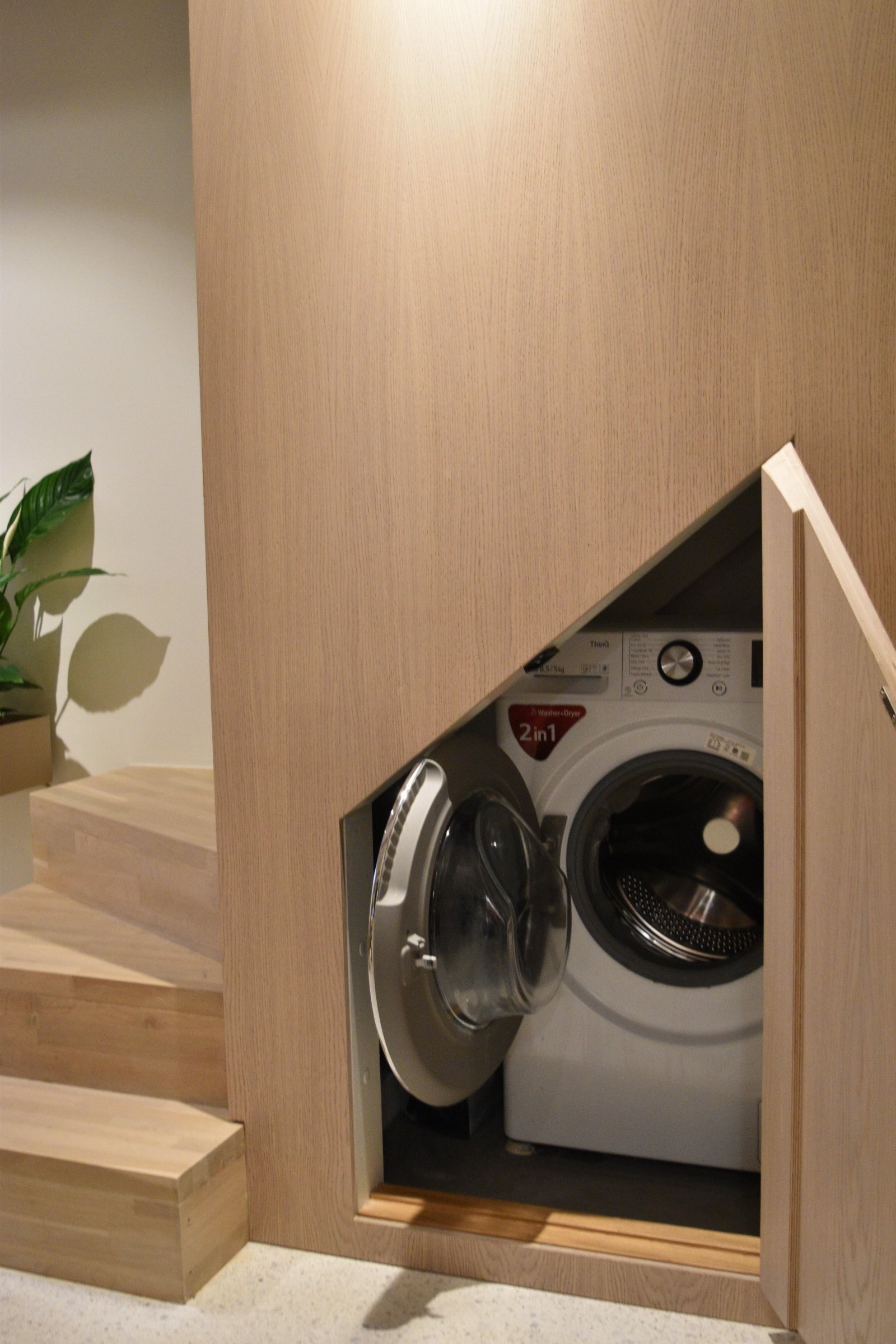 Rommet har smarte, integrerte skapløsninger som gir rikelig med oppbevaringsplass Galleribilde