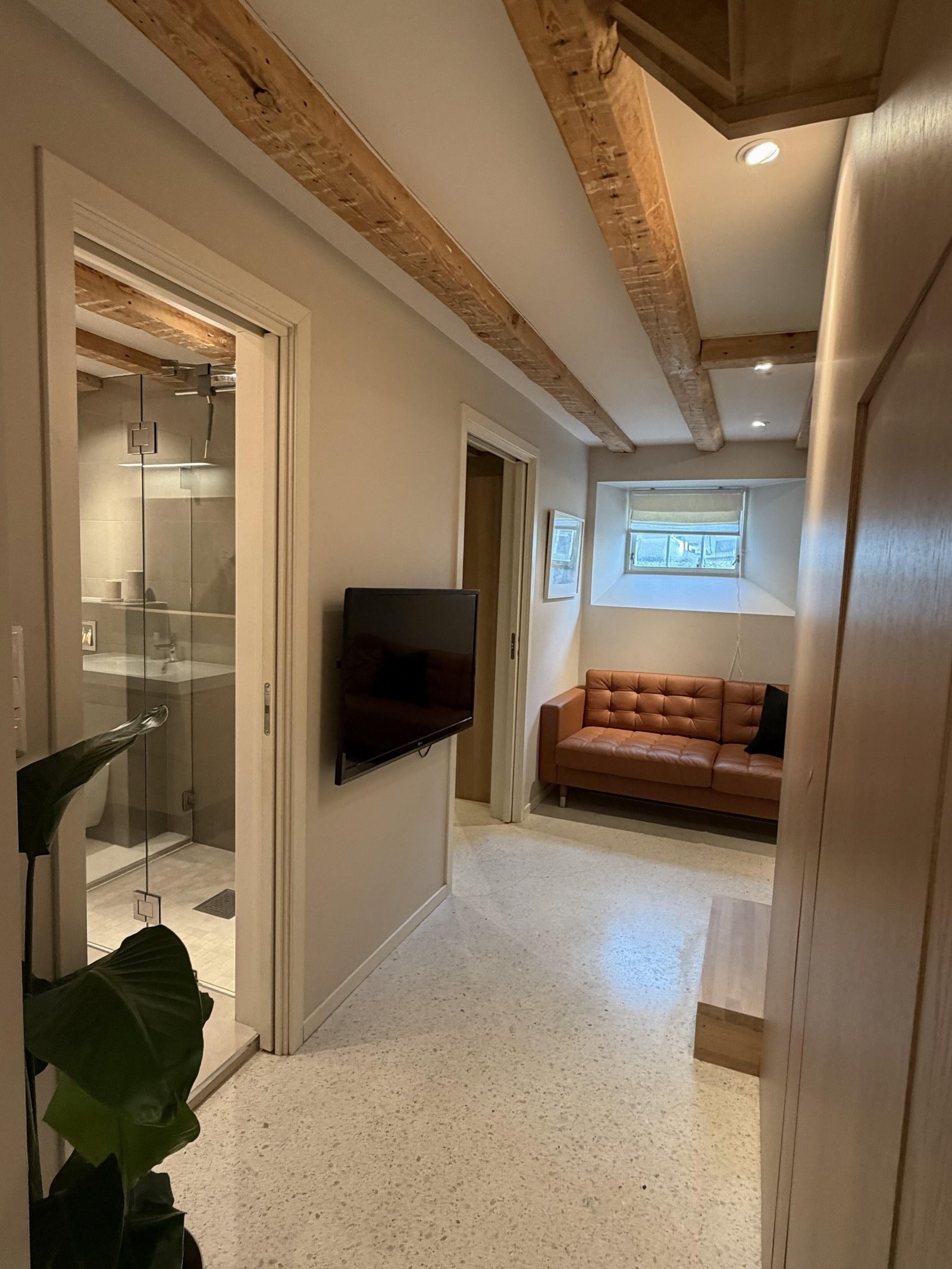 Den åpne utformingen gjør rommet fleksibelt - perfekt som en liten TV-stue, lekeområde eller et hyggelig oppholdsrom for barna Galleribilde