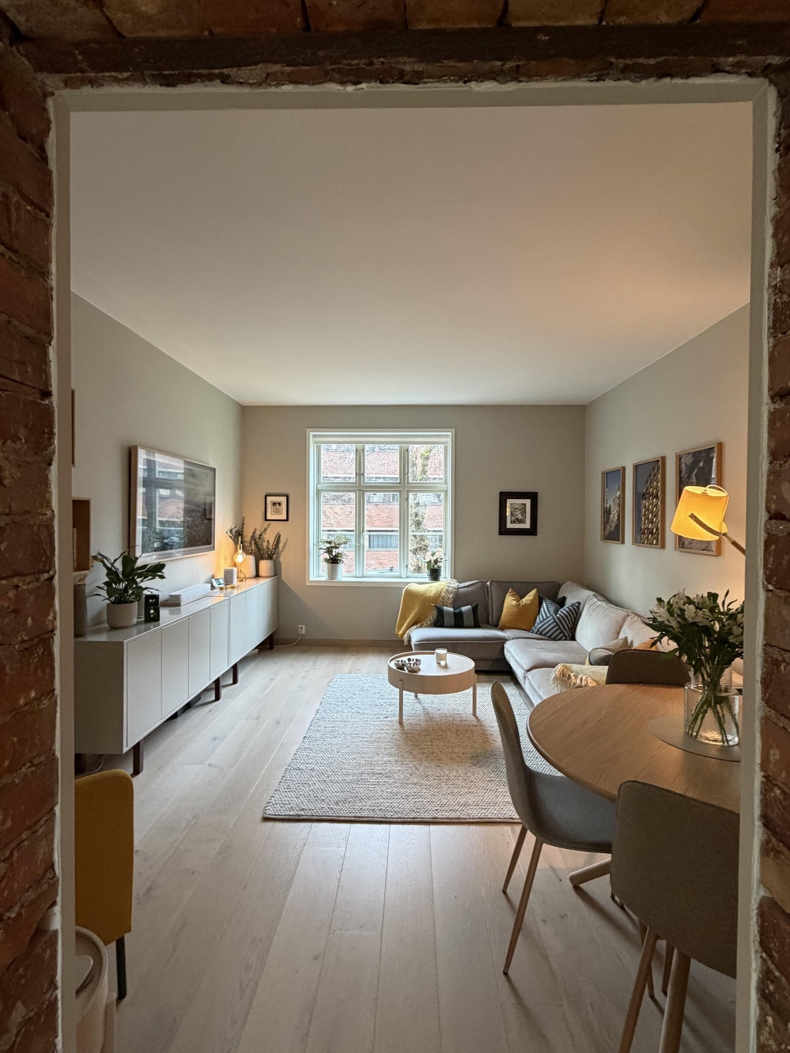 Lys og innbydende stue med en varm og behagelig atmosfære Galleribilde