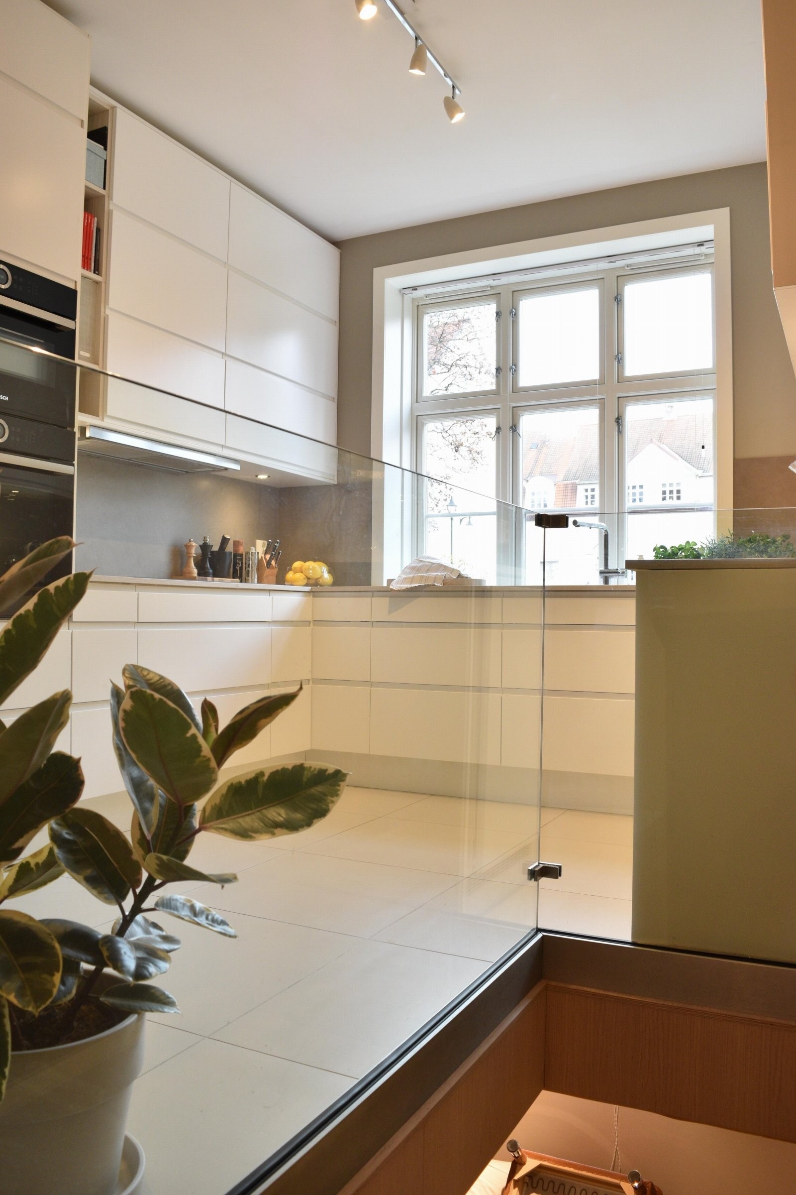 Adkomst fra kjøkkenet ned til underetasjen Galleribilde