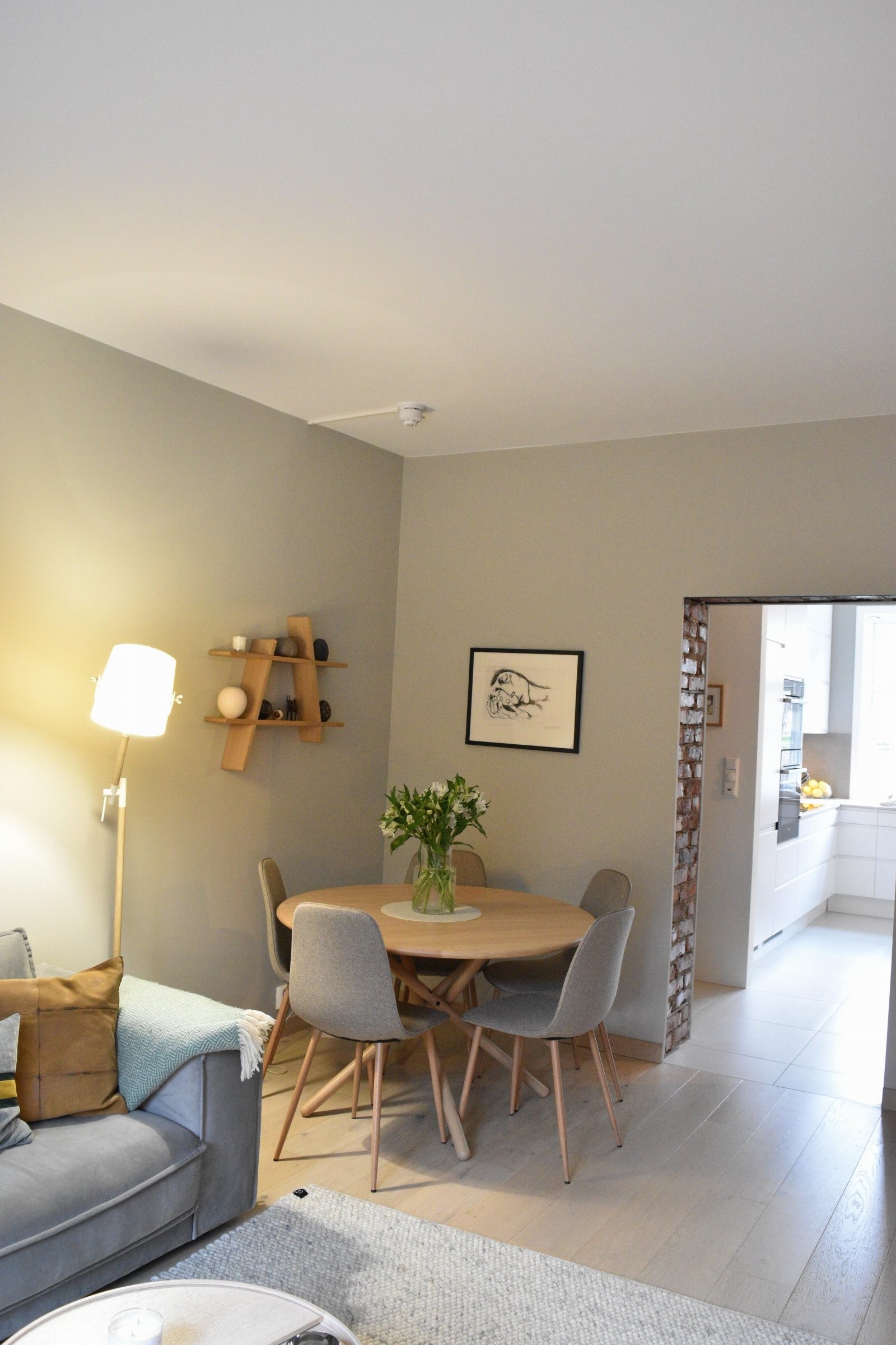 Stuen fungerer som et naturlig samlingspunkt i hjemmet - et sted for hygge, trivsel og ro Galleribilde