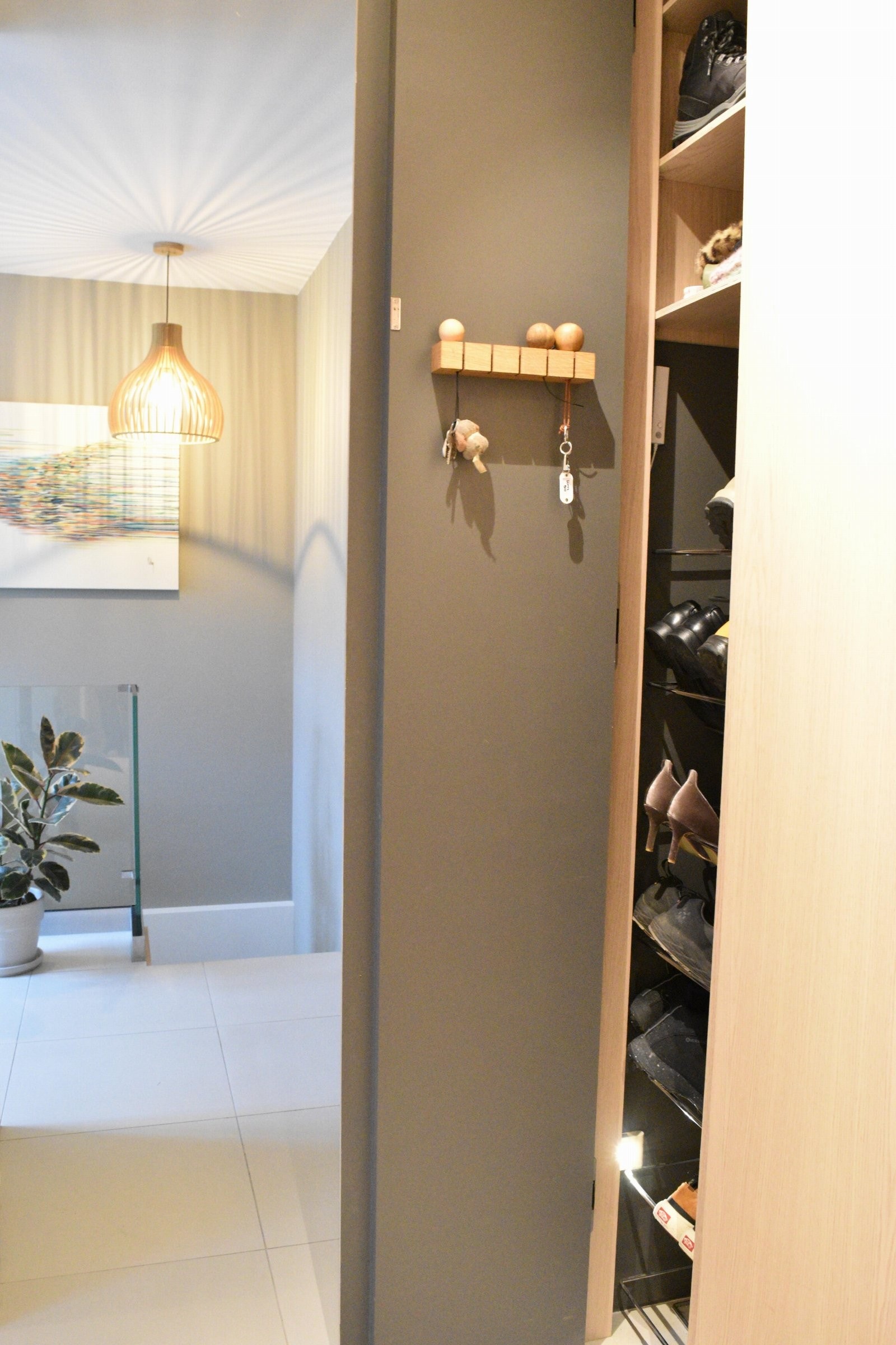 Detalj fra entréen. Varmekabler i hele boligen, unntatt stue, soverommet oppe og det lille toalettet. Hele kjelleren har varmekabler under slipt betonggulv. Galleribilde