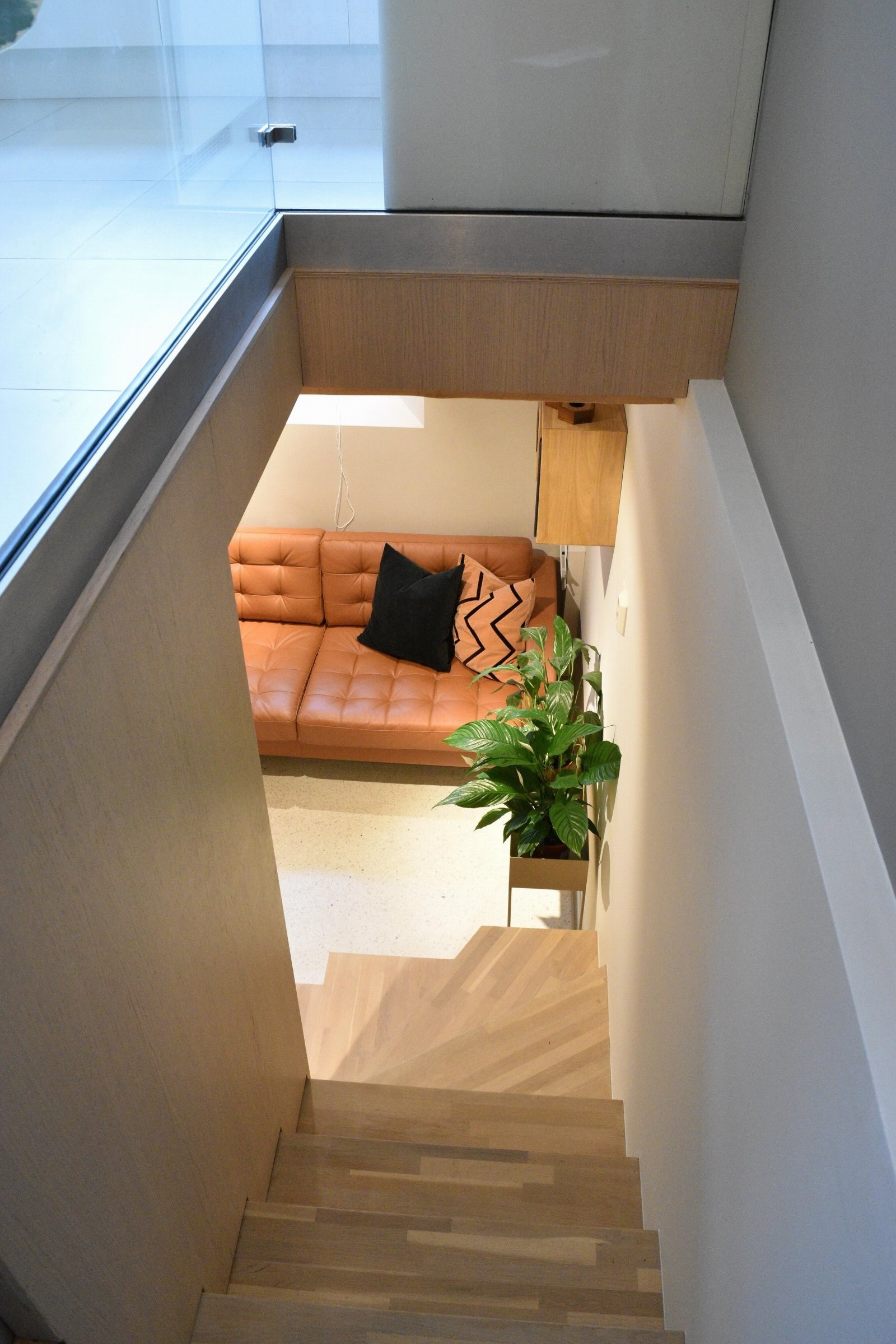 Fra kjøkkenet leder en lekker og moderne trapp ned til en romslig og gjennomført underetasje med smakfulle detaljer Galleribilde