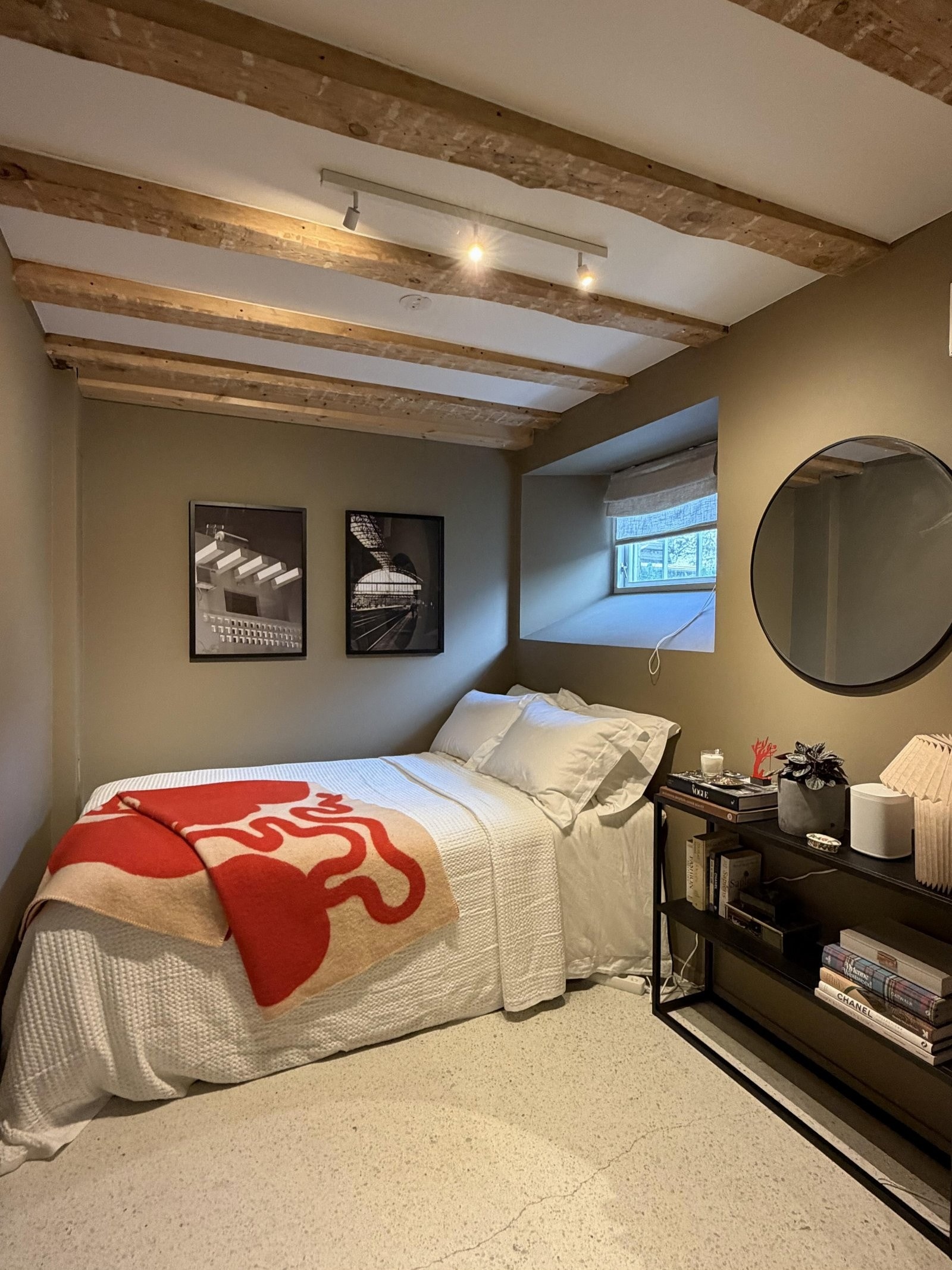 Ett av de to flotte soverom i etasjen, som har en behagelig atmosfære Galleribilde