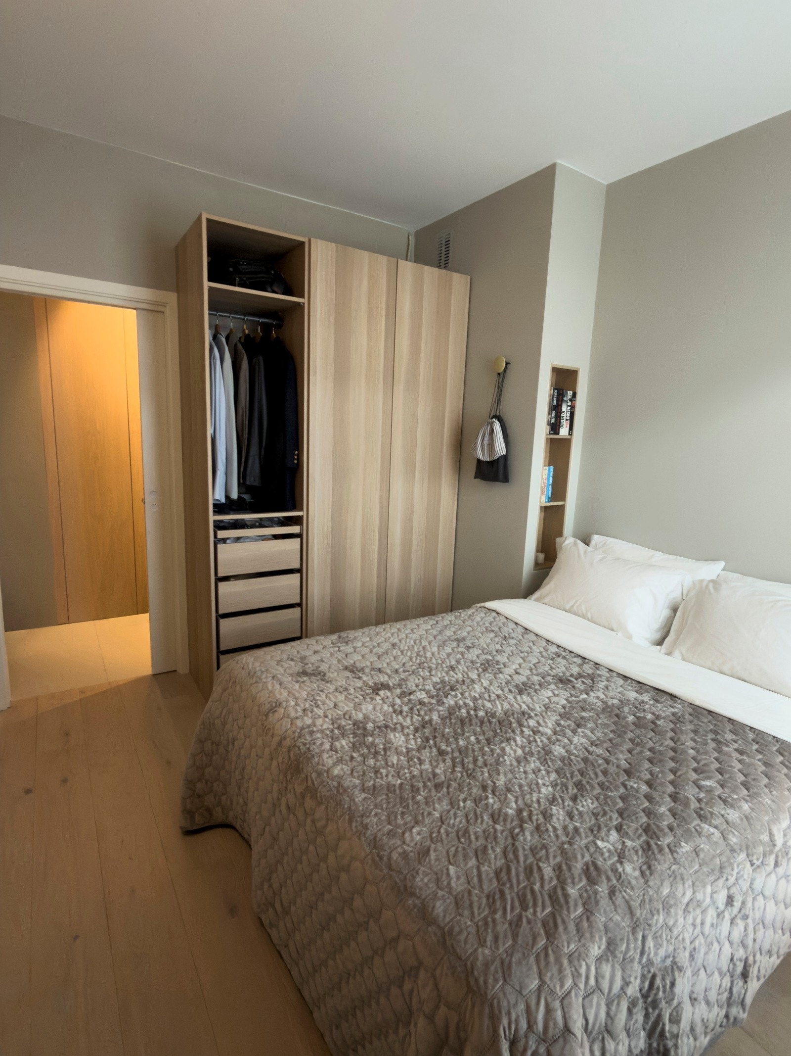 Rommet har et behagelig uttrykk med lyse vegger og store vinduer som slipper inn godt med dagslys Galleribilde