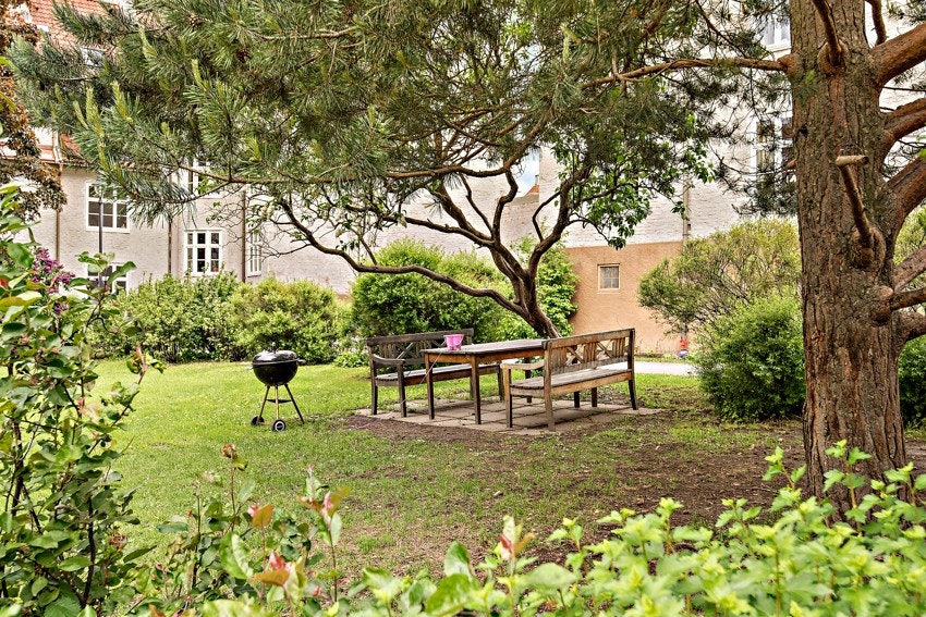 Bakgården byr på grønne og flotte fellesarealer med hyggelige sittegrupper, beplantning, lekearealer m.m Galleribilde