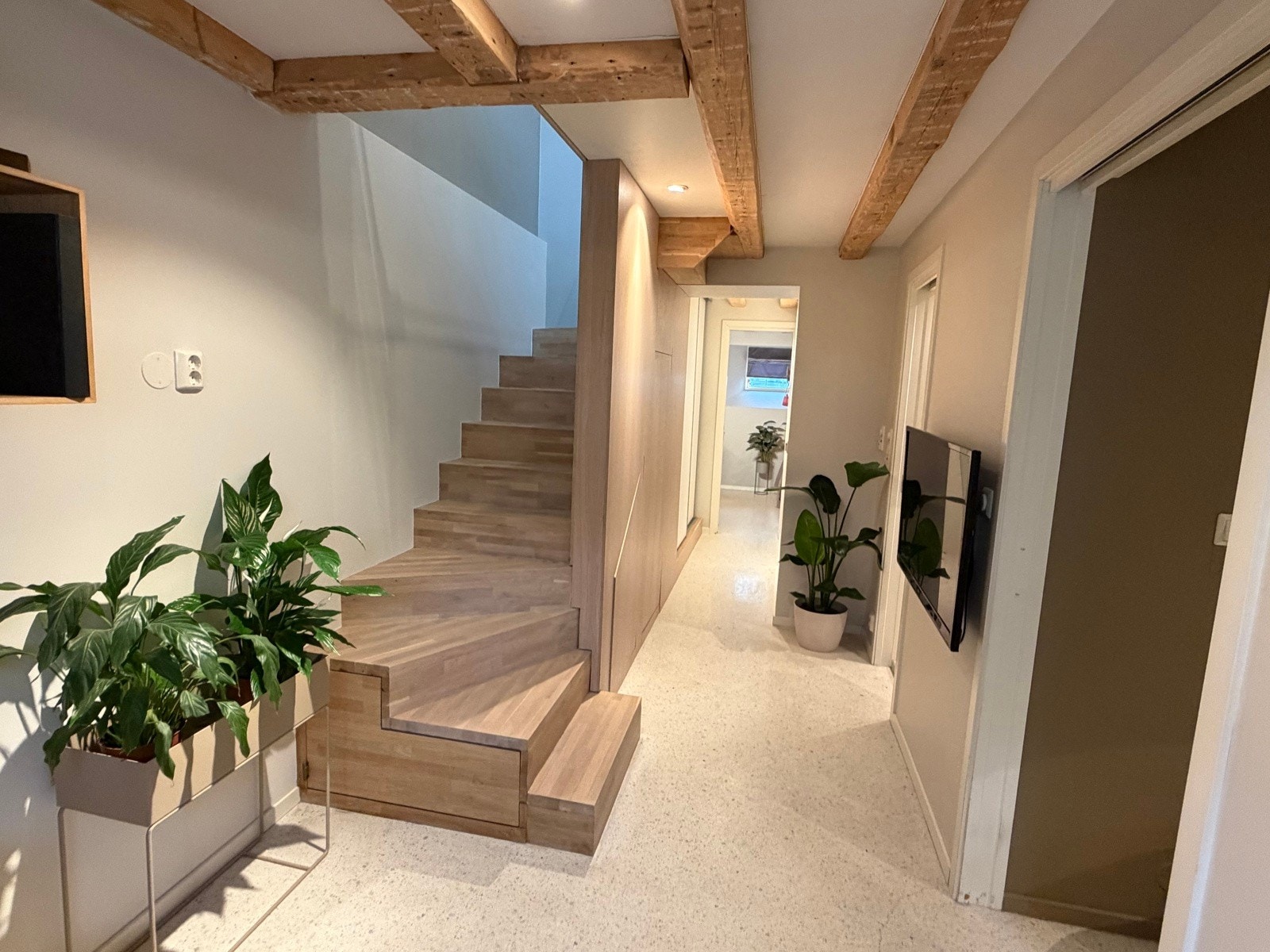 Hele etasjen preges av synlige bjelker i himlingen som tilfører særpreg, varme og en eksklusiv atmosfære Galleribilde