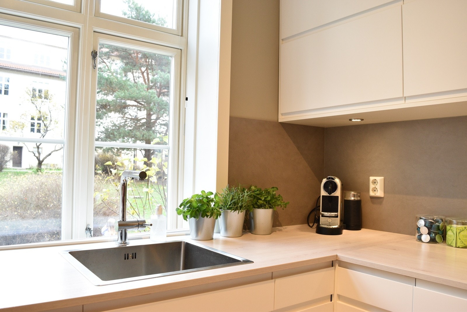 Benkeplaten er i slitesterk laminat, som både er praktisk og lett å vedlikeholde. Galleribilde