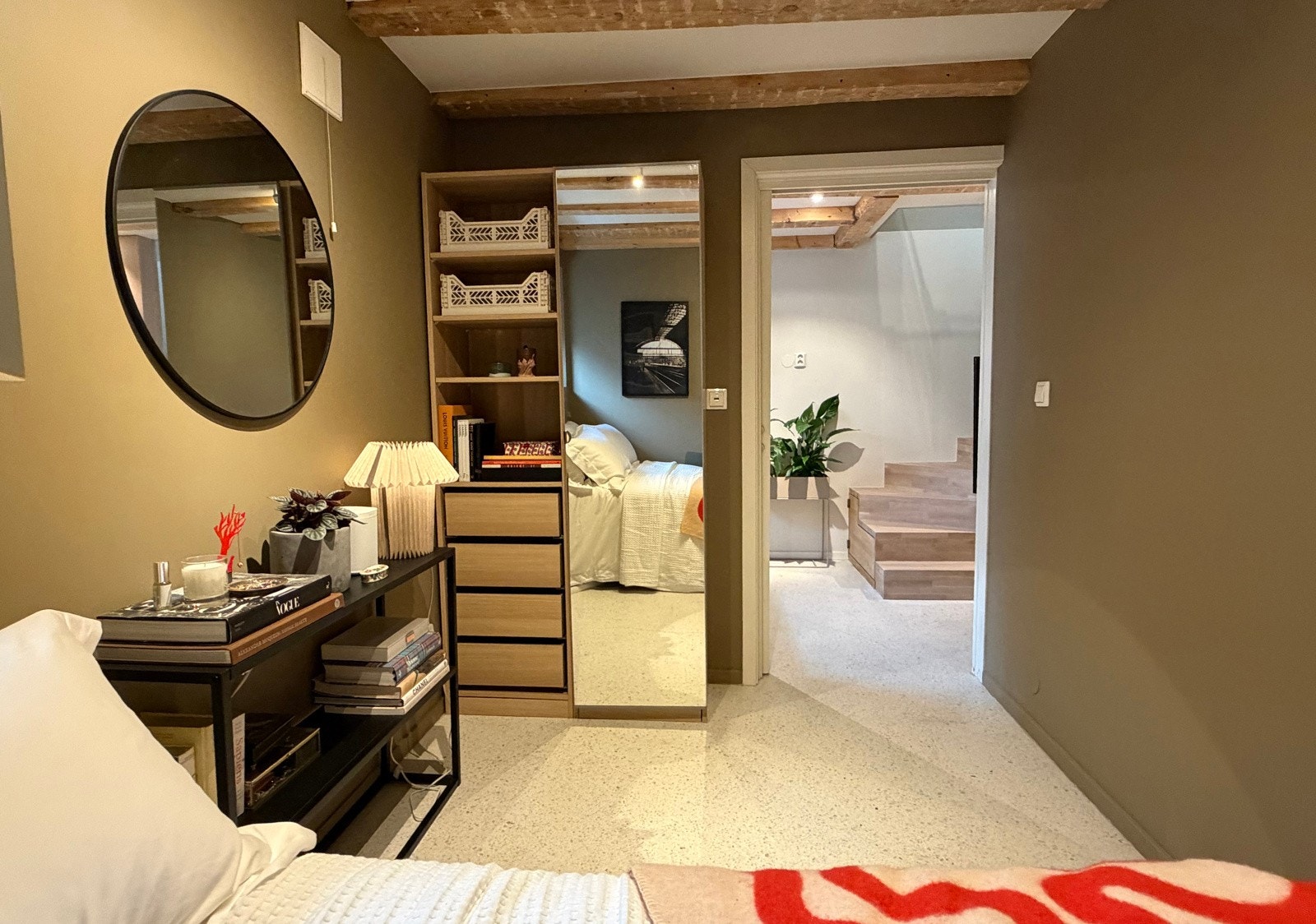 God plass til seng, nattbord og annet møblement man har behov for Galleribilde