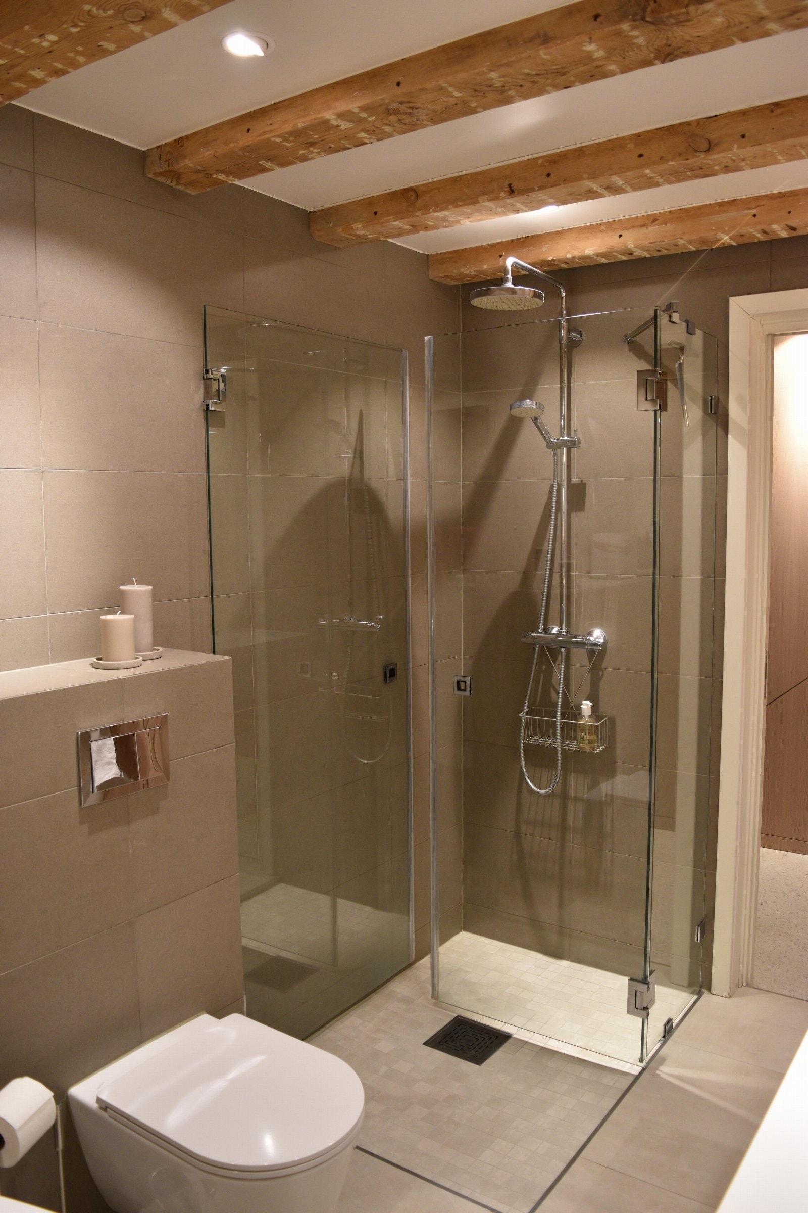 Rommet er moderne innredet med veggmontert toalett som gir et stilrent uttrykk og gjør renhold enklere Galleribilde