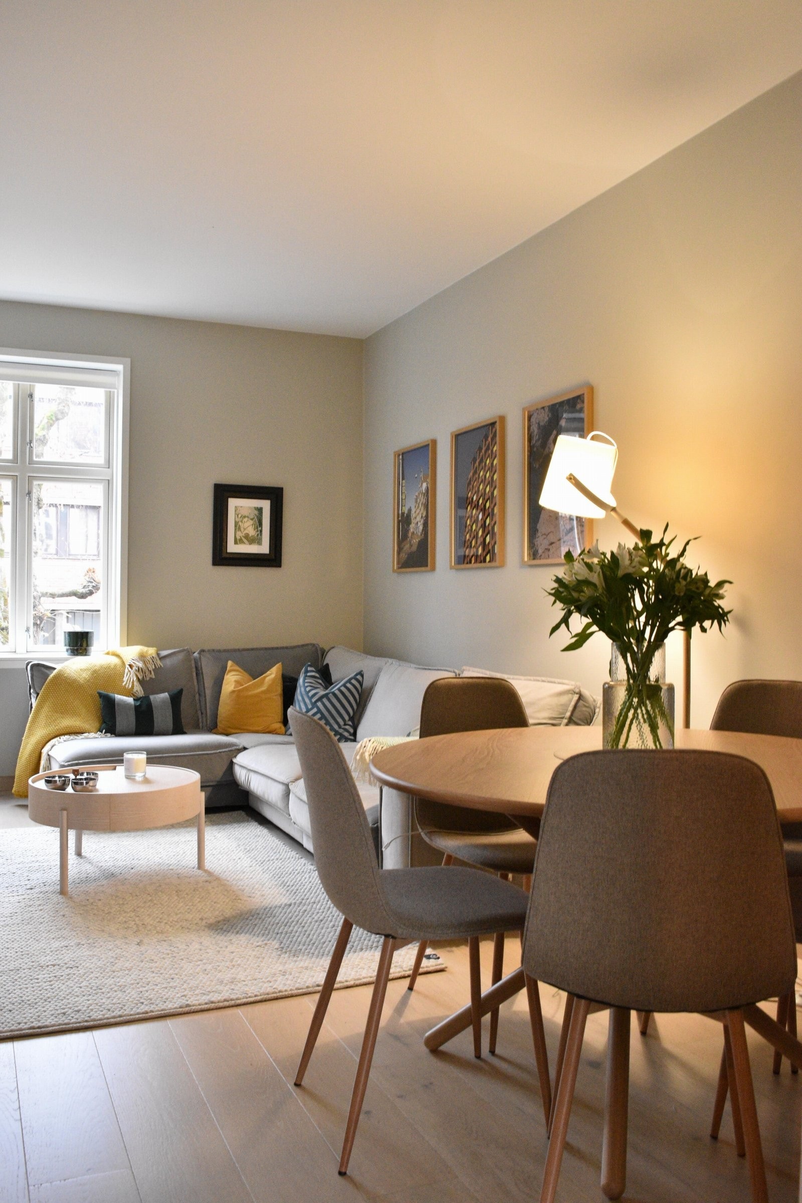 Her er det god plass til både sofagruppe og spisestue, og rommet innbyr til avslapning så vel som sosiale sammenkomster Galleribilde