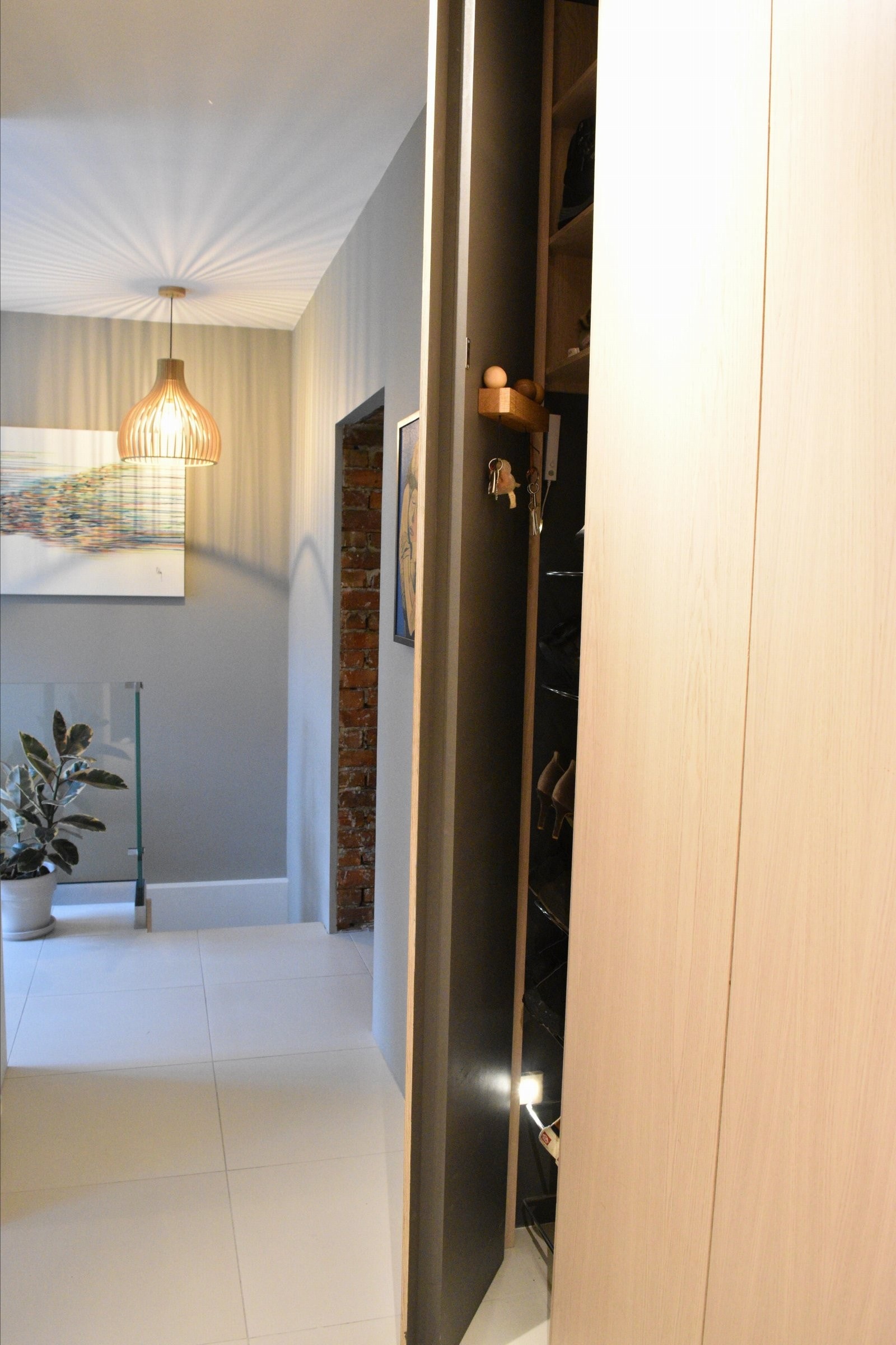 Rommet har praktiske, integrerte skap som gir svært god oppbevaringsplass til klær og utstyr. Galleribilde