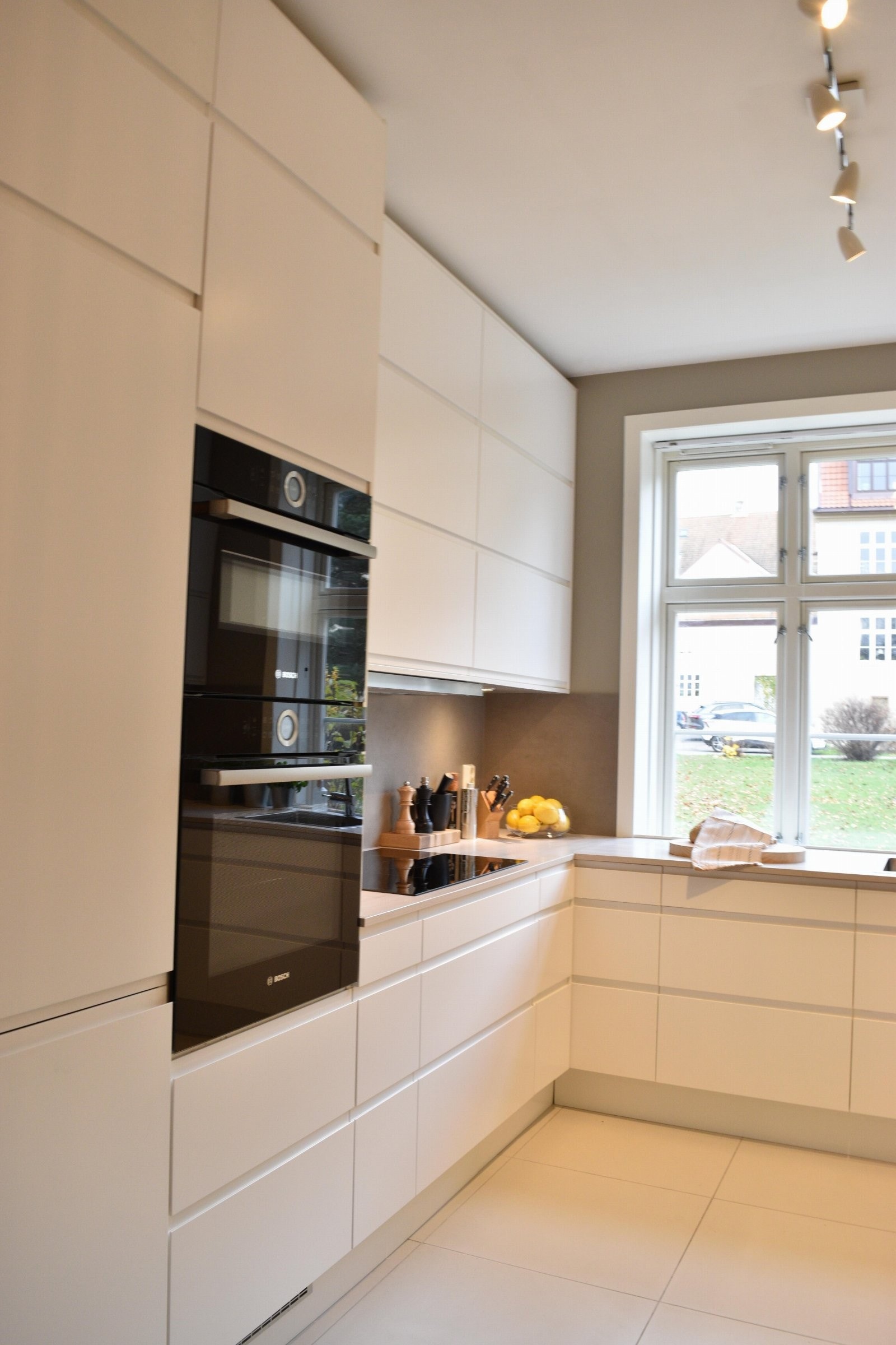 Platetopp (Point) og kombiskap (Gorenje) byttet i oktober 2025.Stekeovner byttet i 2022 (Bosch). Ventilator (Siemens) fra 2018 - nye filtre i november 2025. Galleribilde