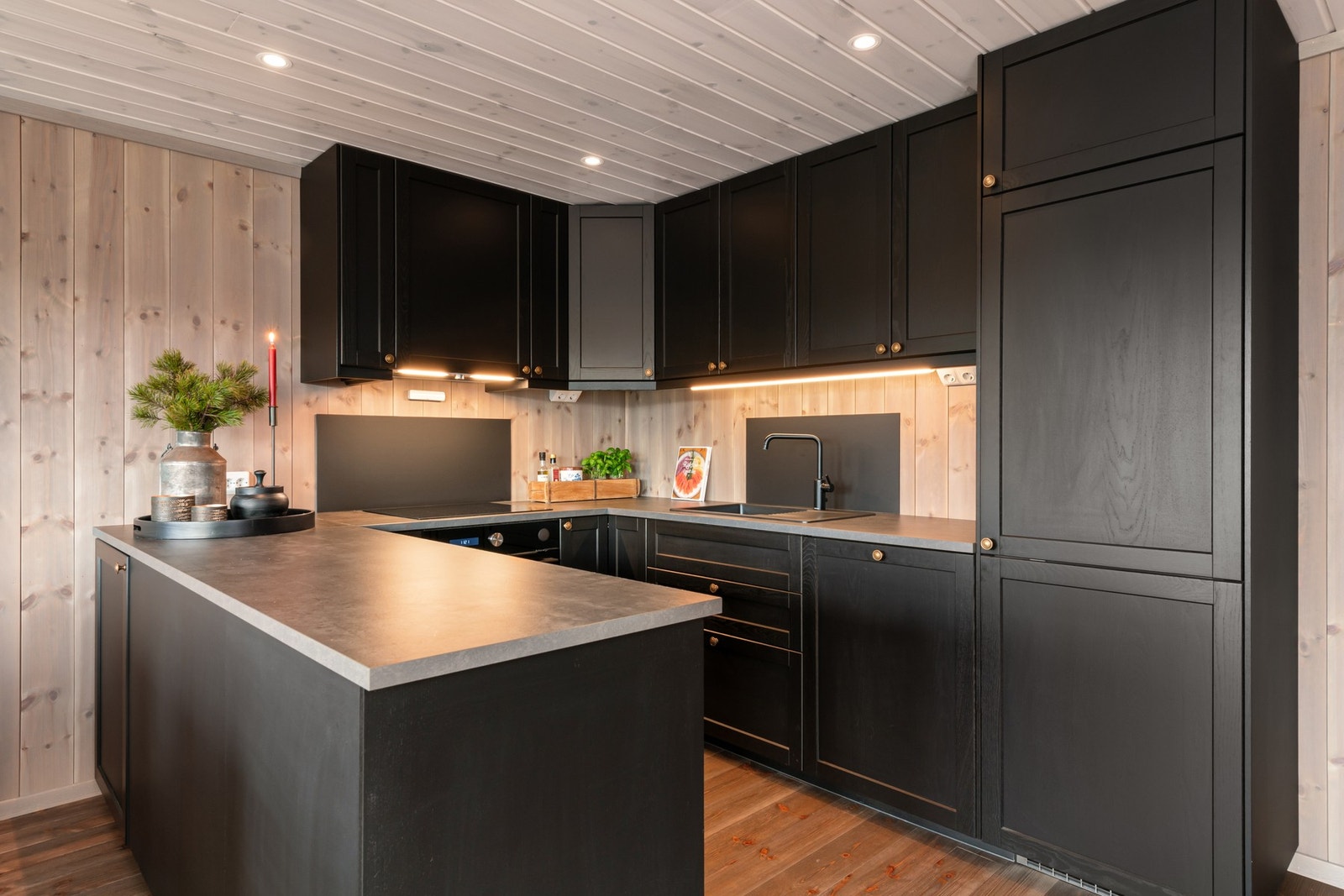 Flott kjøkken med sorte fronter og grå benkeplate. Galleribilde