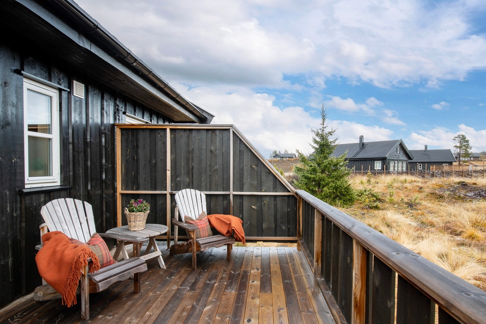 Flere plasser på verandaen til å ha sittegrupper. Galleribilde