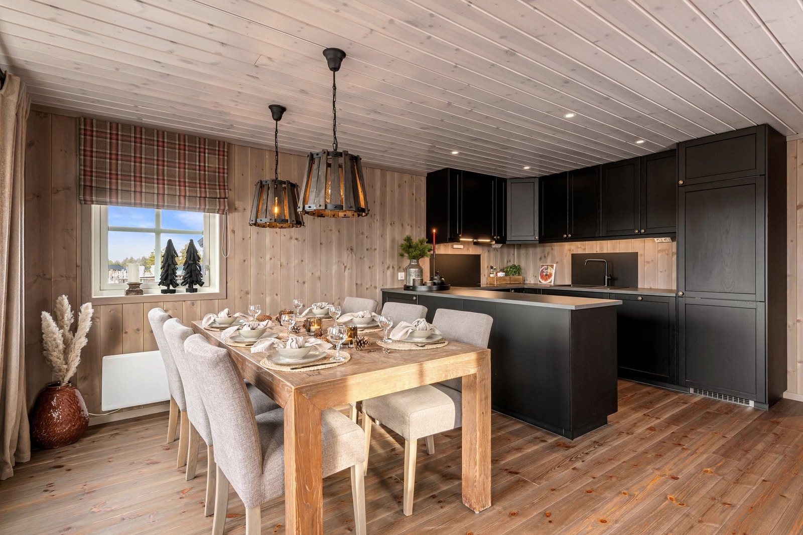 Den åpne løsningen gjør de sosiale sammenkomstene ekstra hyggelige. Galleribilde