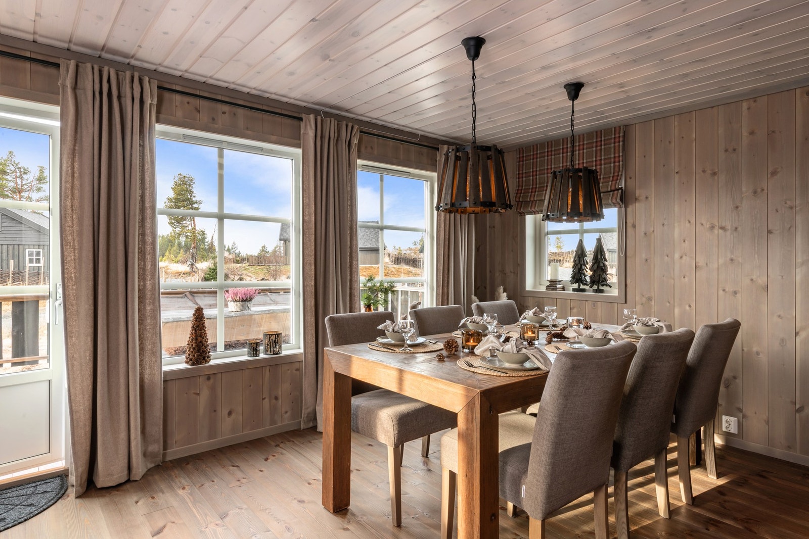 Plass til en spisegruppe ved kjøkkenet. Galleribilde