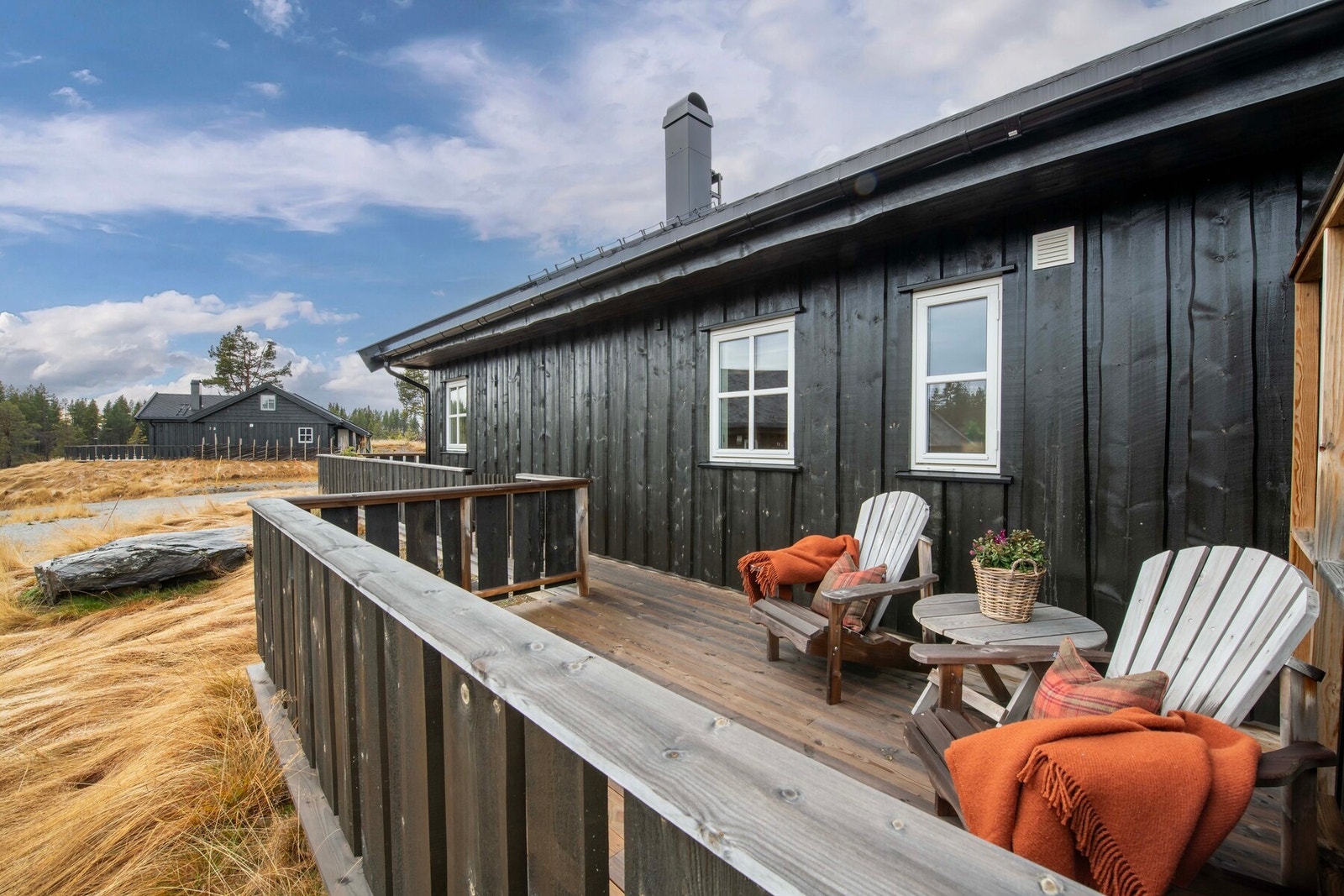 Verandaen har plass til flere sittegrupper. Galleribilde