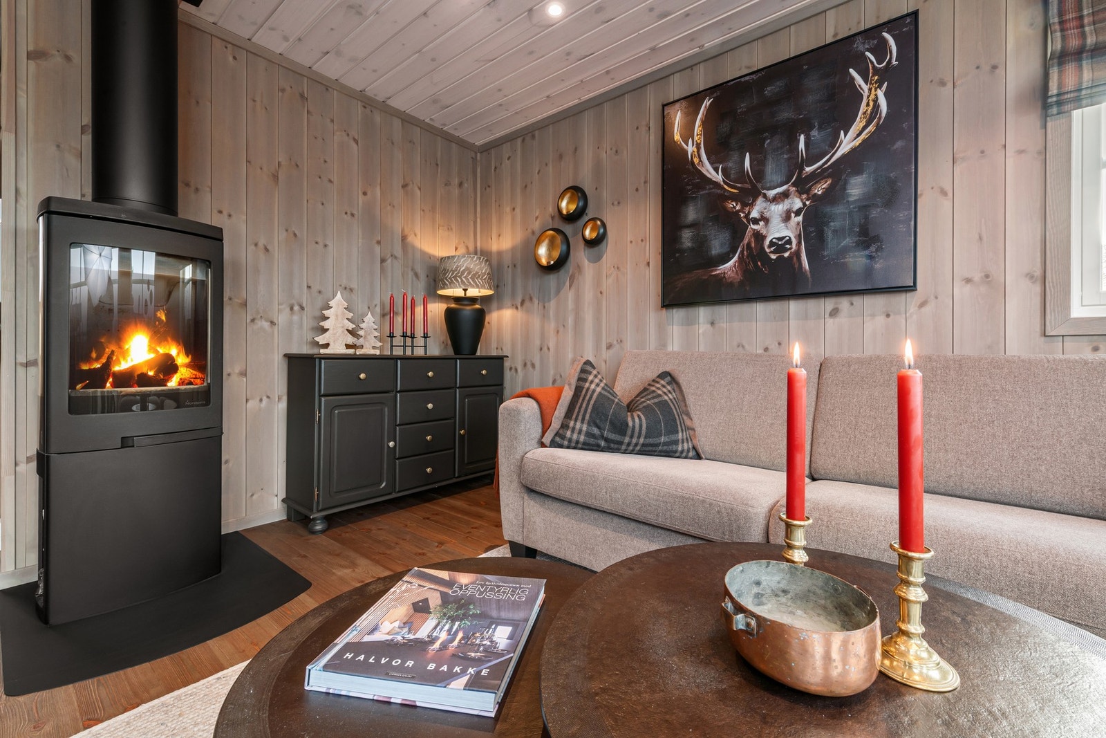 God plass til sofa med sofabord og en kommode. Galleribilde