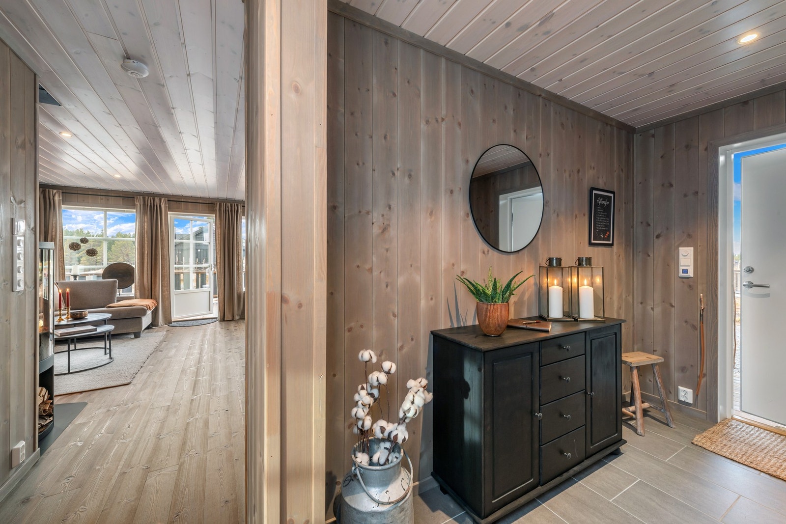 Ved inngangen er det god plass til å henge fra seg yttertøy. Galleribilde