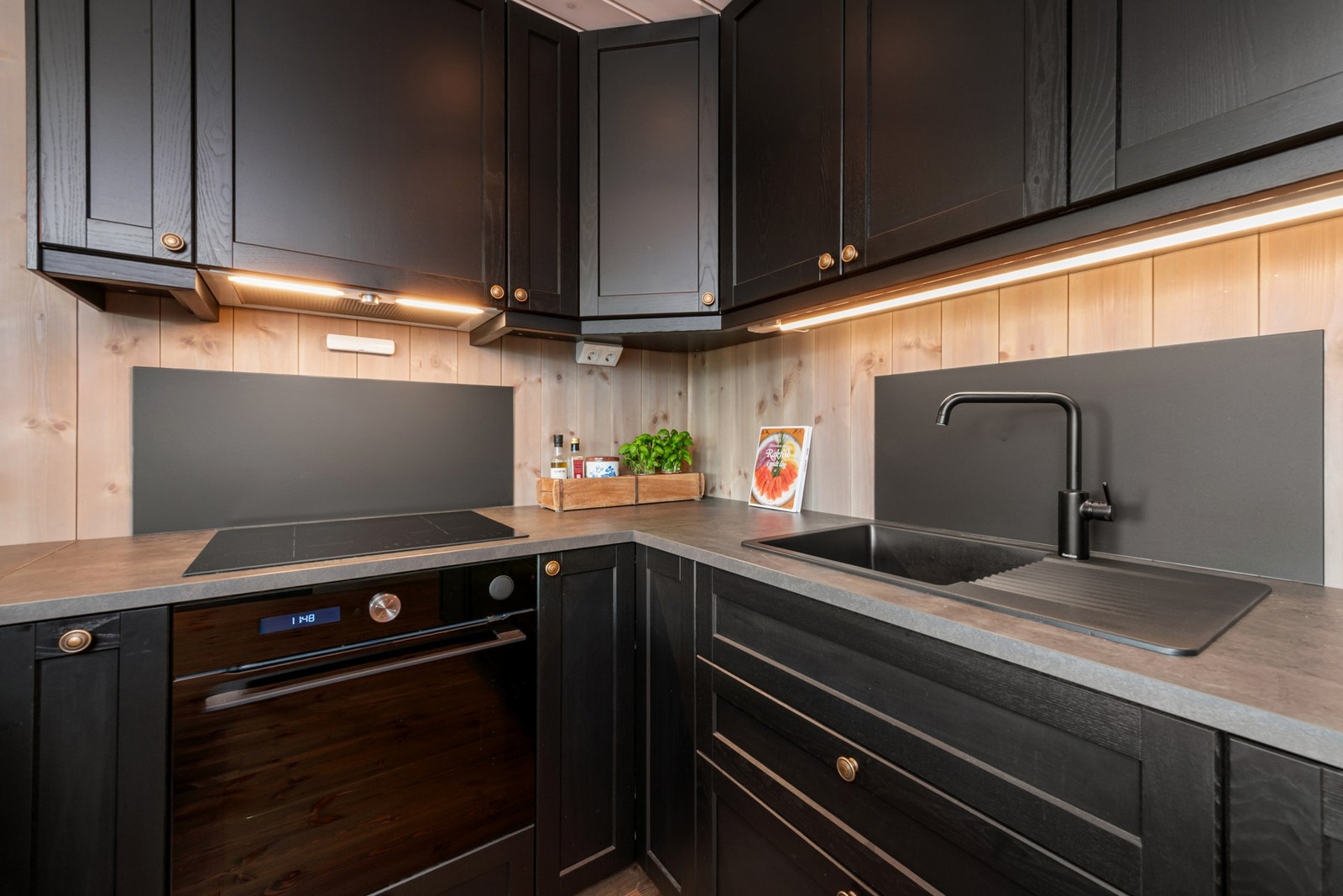 Kjøkkenet har en fin løsning med integrerte hvitevarer og god plass til både matlaging og oppbevaring. Galleribilde