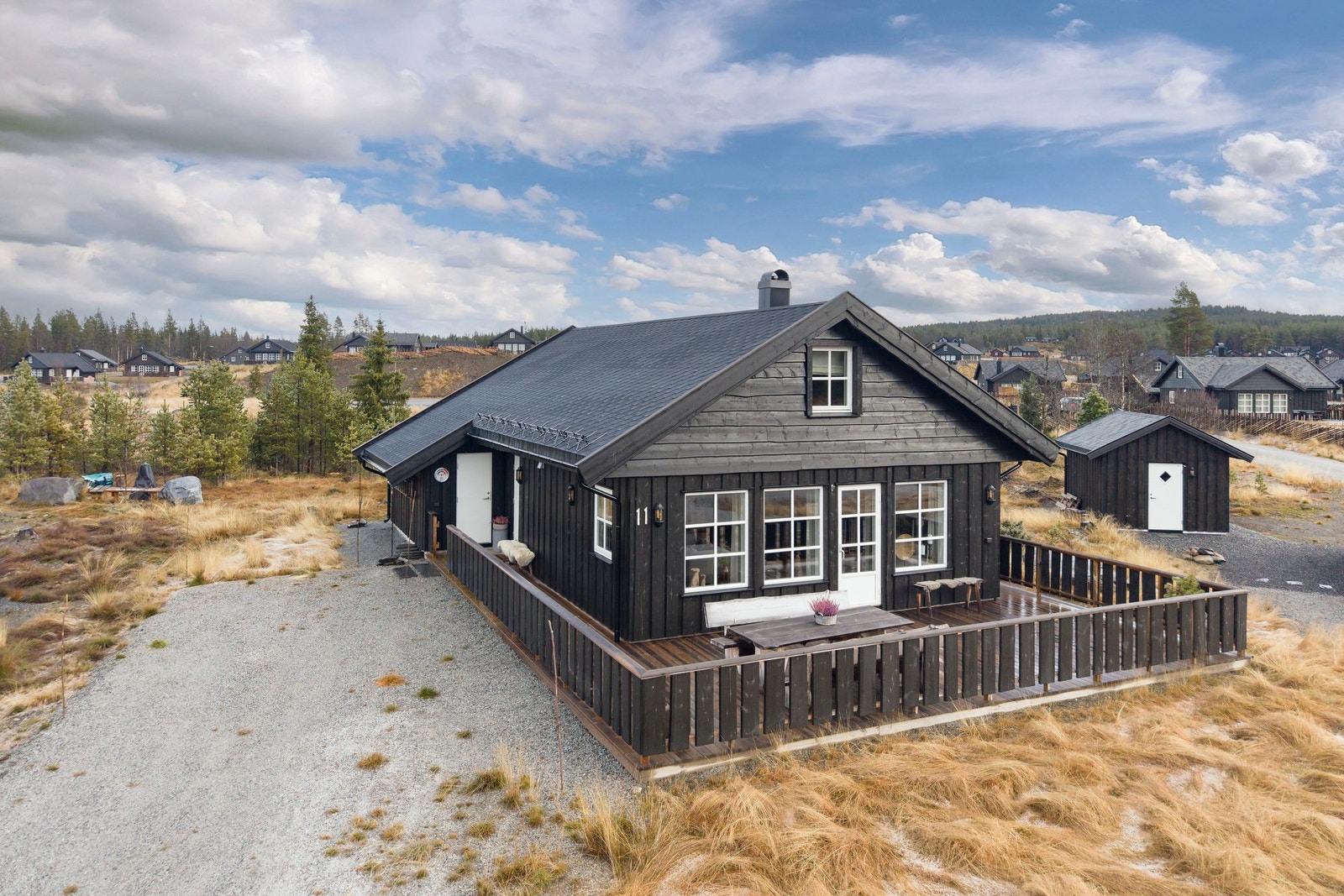 Parkeringsplasser på tomt med plass til flere bilder. Galleribilde