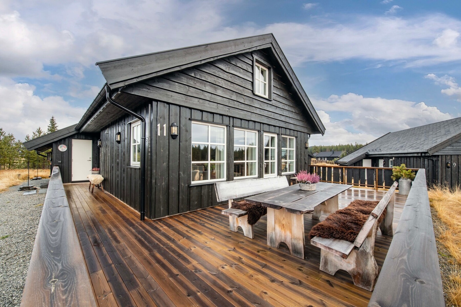 Hytta har en stor veranda rundt tre av sidene til hytta. Dette gjør det mulig å nyte solen flere tider på døgnet. Galleribilde