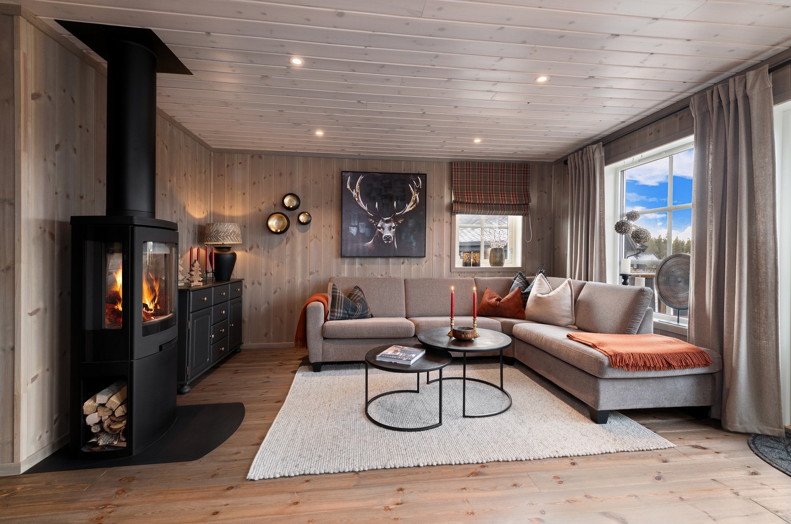 Stuen har behagelig farge på veggene og store vinduer som slipper inn rikelig med lys. Galleribilde