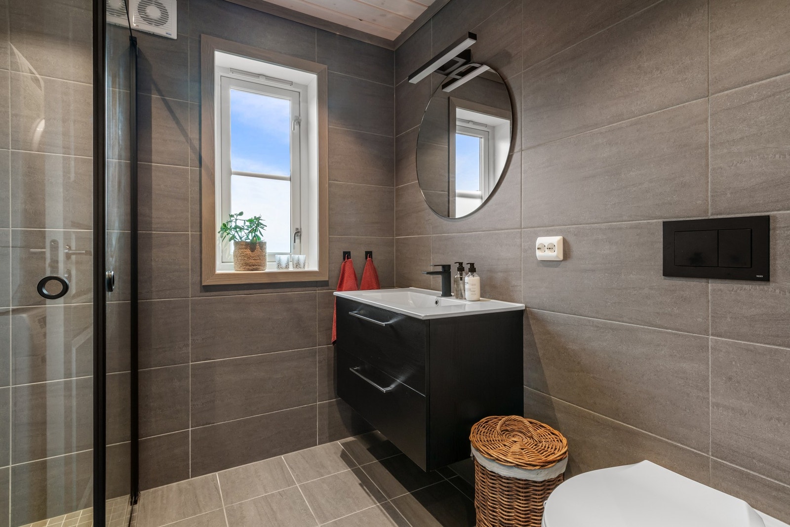 Hytta har to bad. Galleribilde