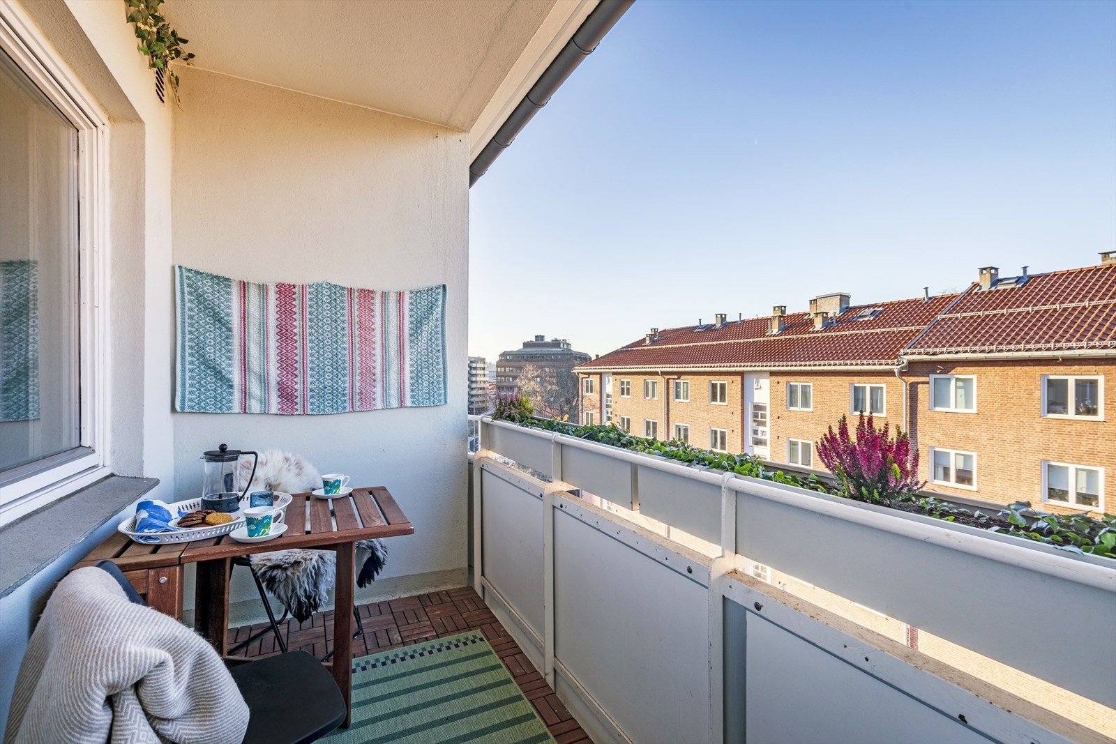 Balkong på 4 kvm med ettermiddags- og kveldssol og fint utsyn Galleribilde